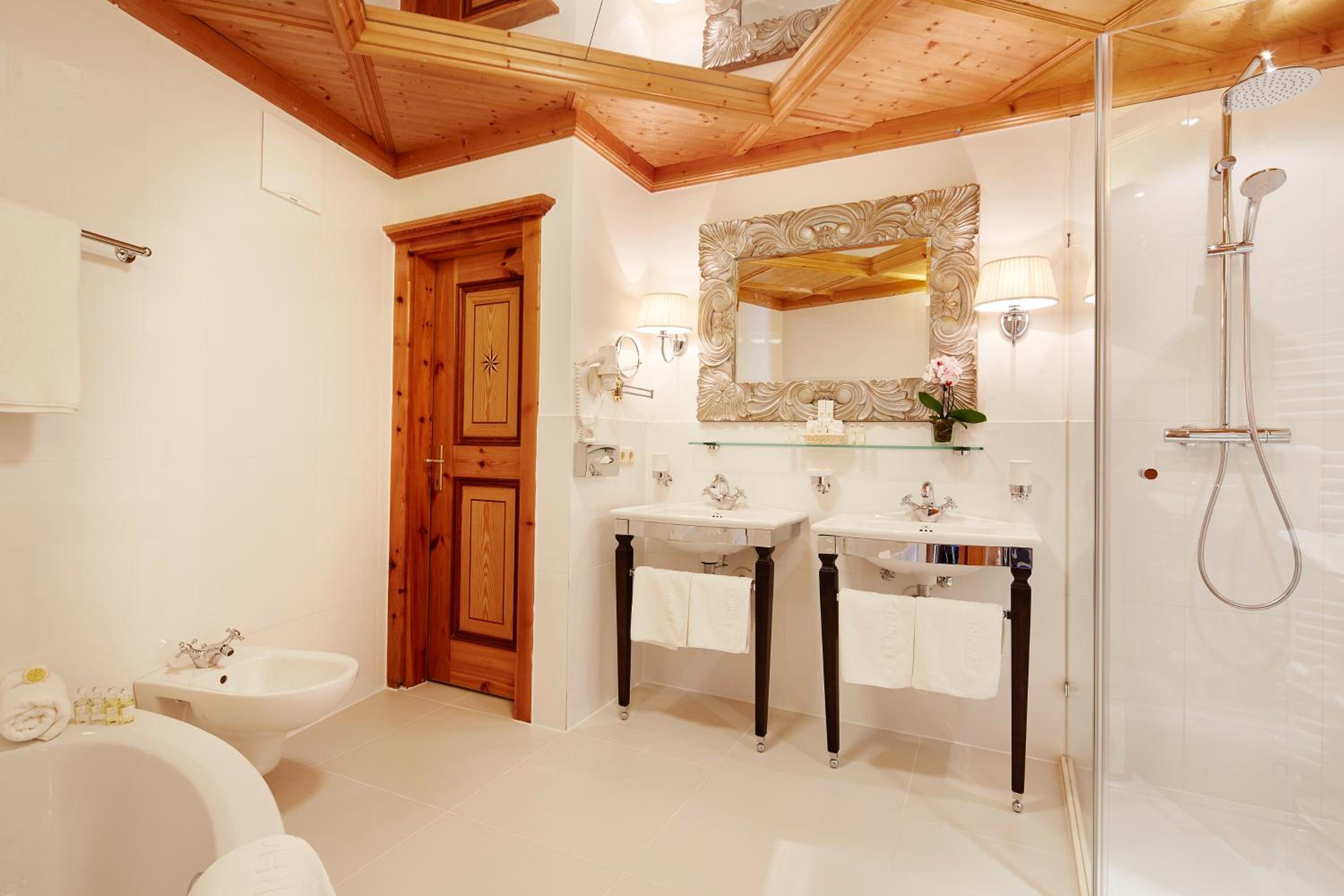 Senior Suite - Photo 6