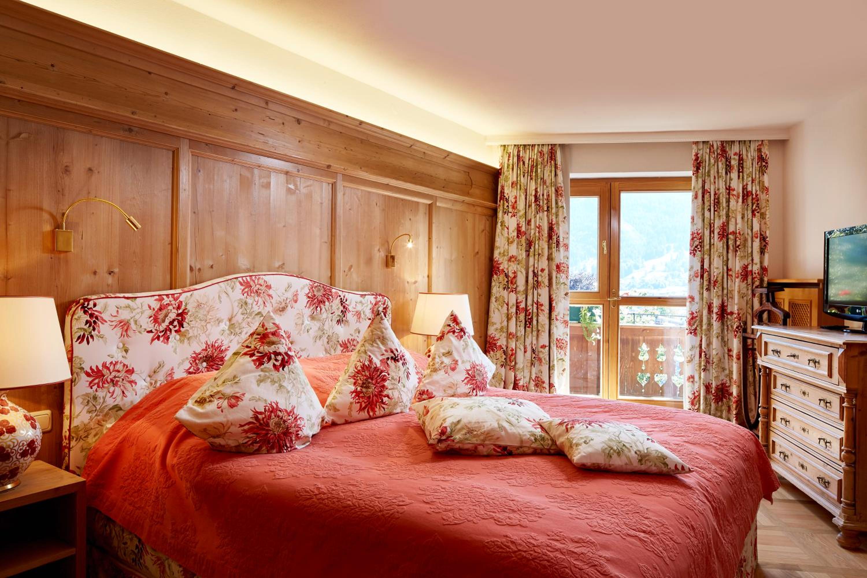 Senior Suite - Photo 1