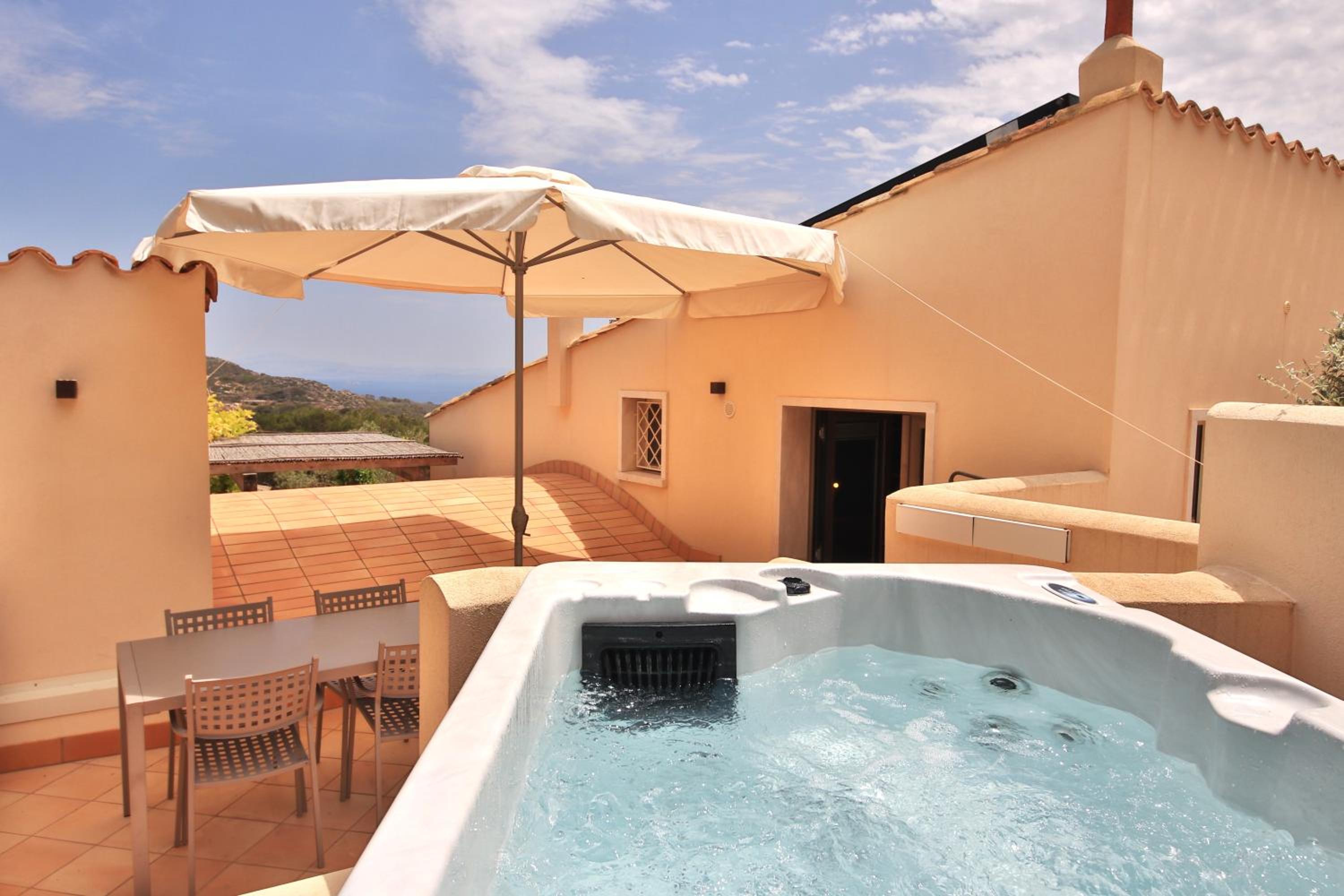 Suite with Spa Bath - Photo 2