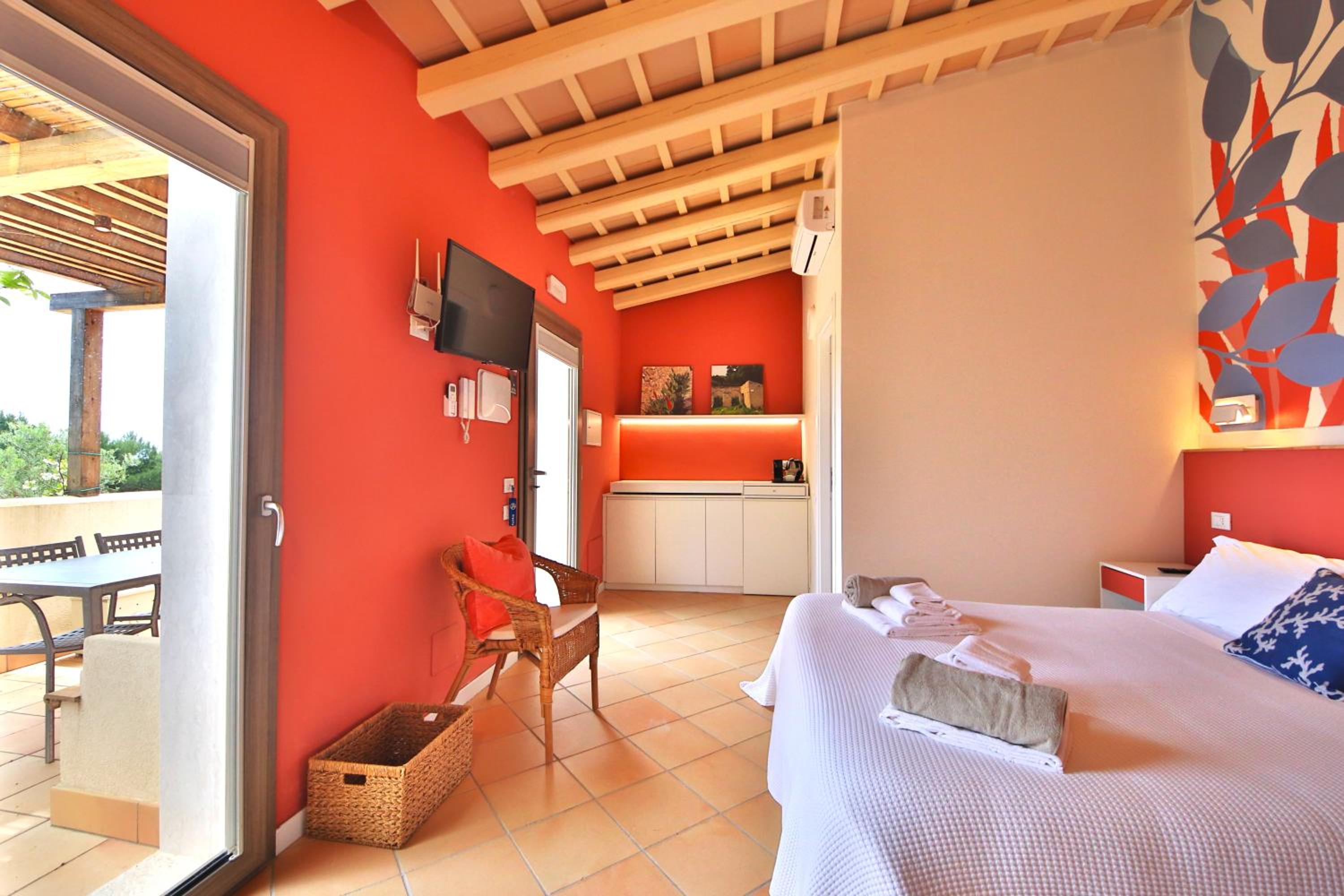 Deluxe Double Room with Sea View - Photo 3