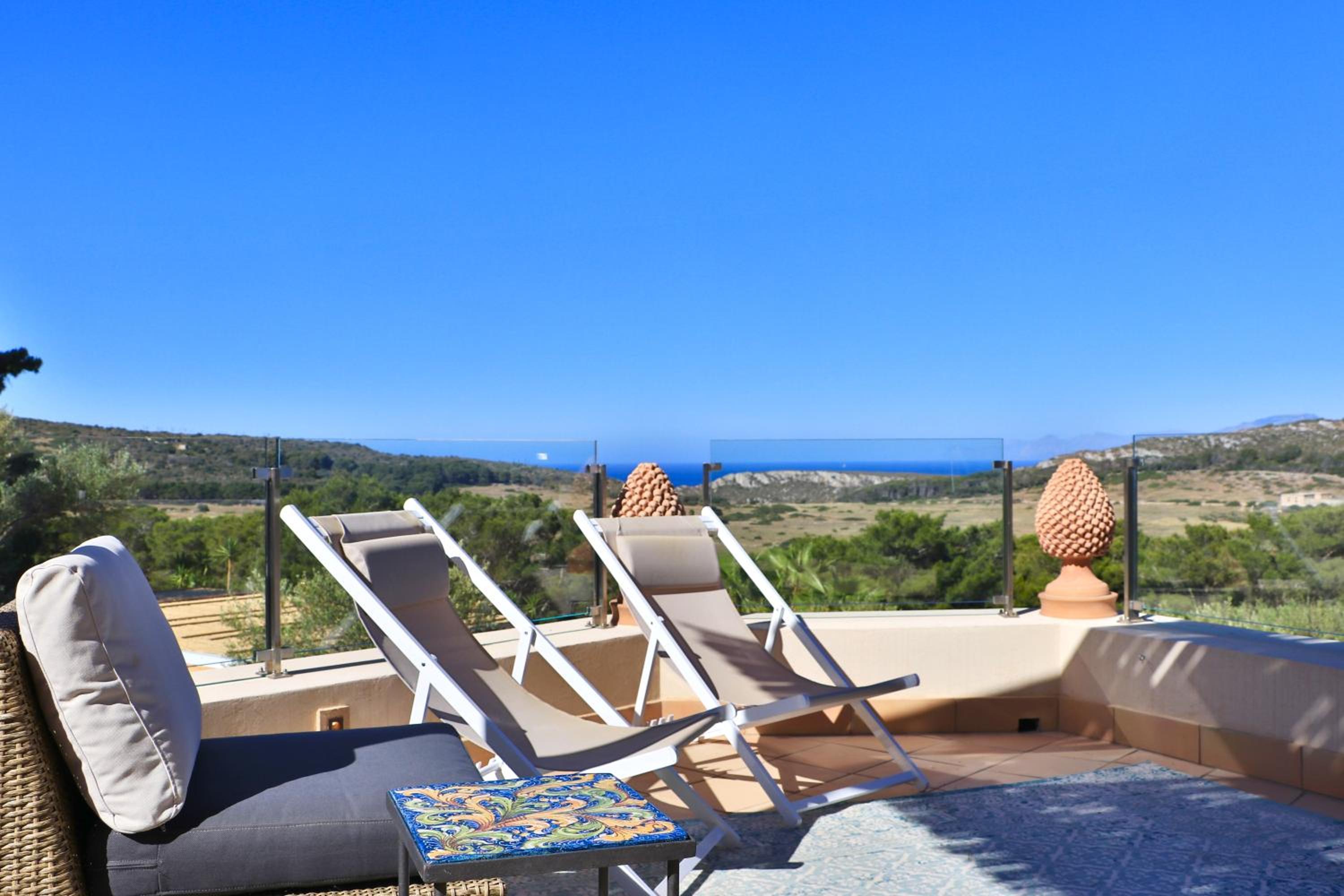 Deluxe Double Room with Balcony and Sea View photo 3