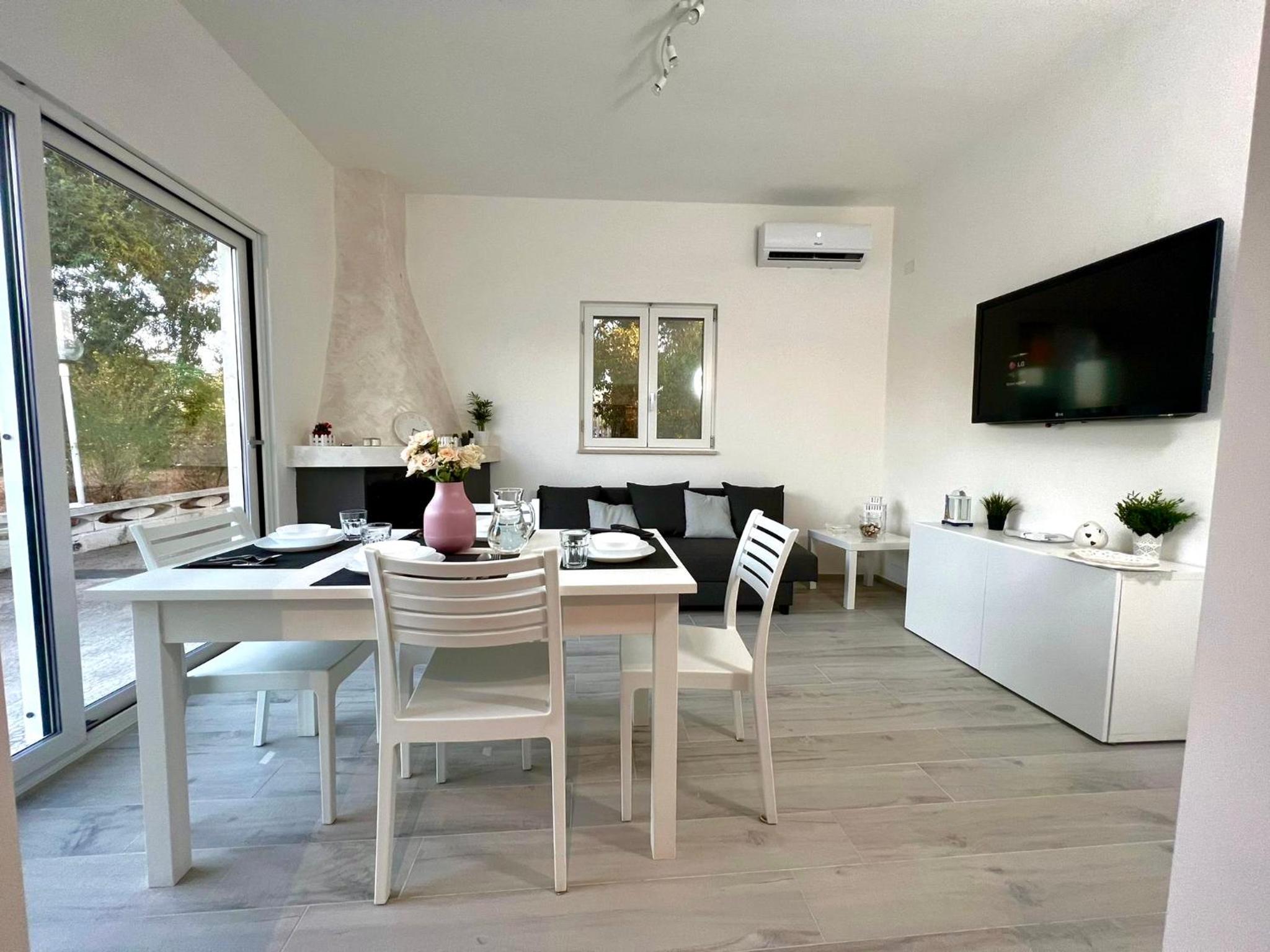 One-Bedroom House photo 1