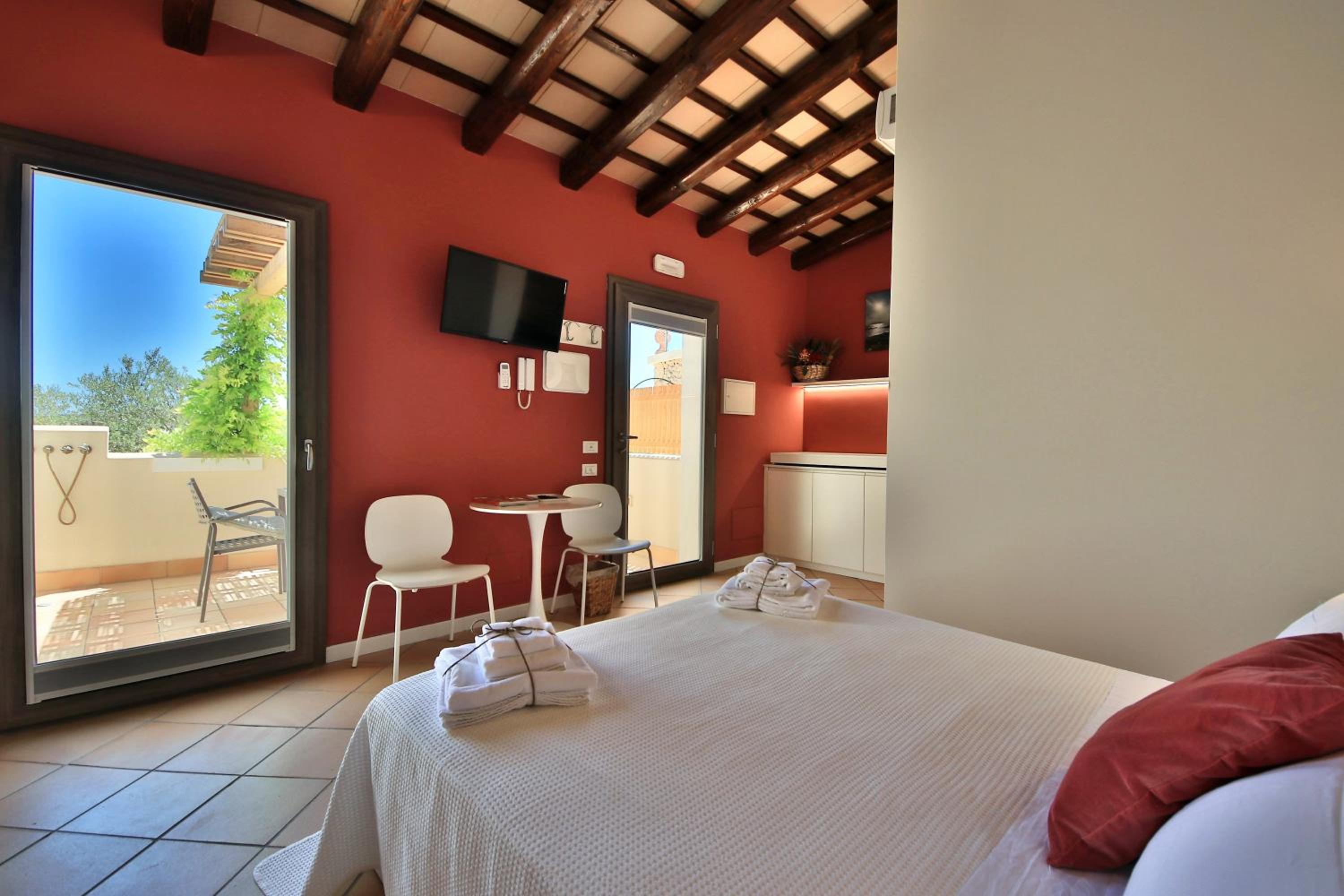 Deluxe Double Room with Sea View - Photo 8