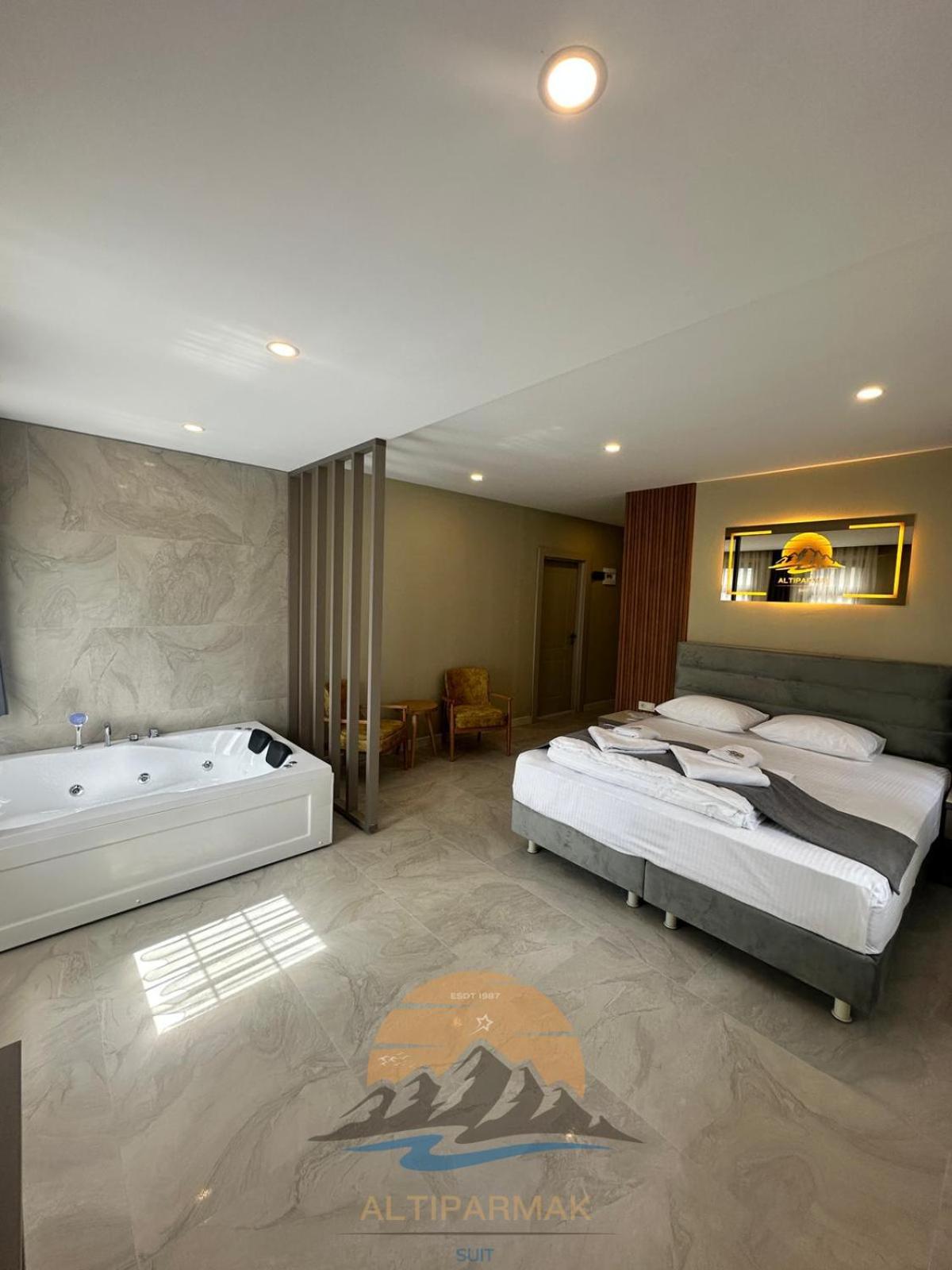 Double Room with Spa Bath photo 1
