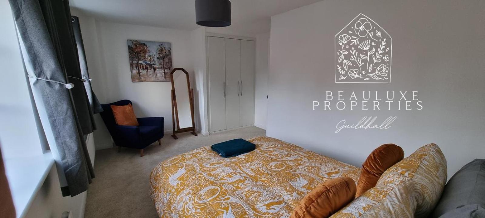 Three-Bedroom House photo 2