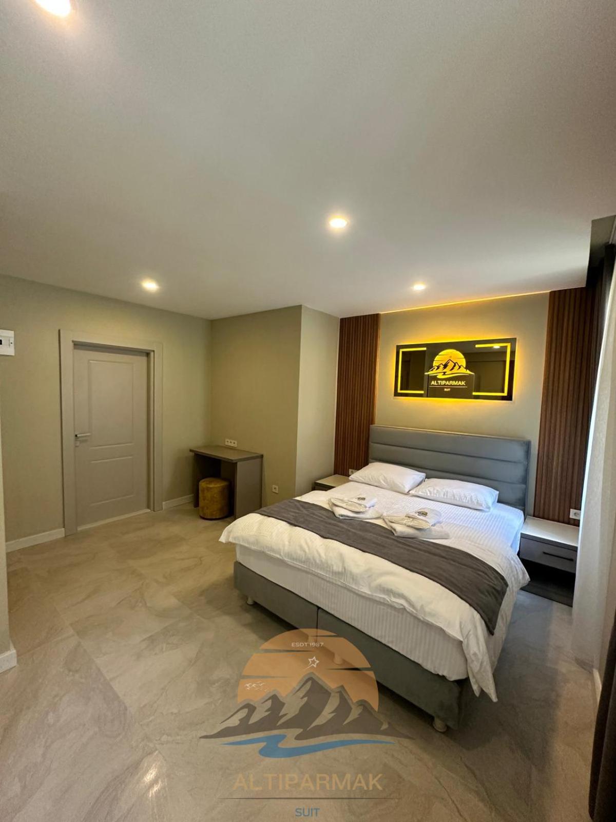 Large Double Room photo 1
