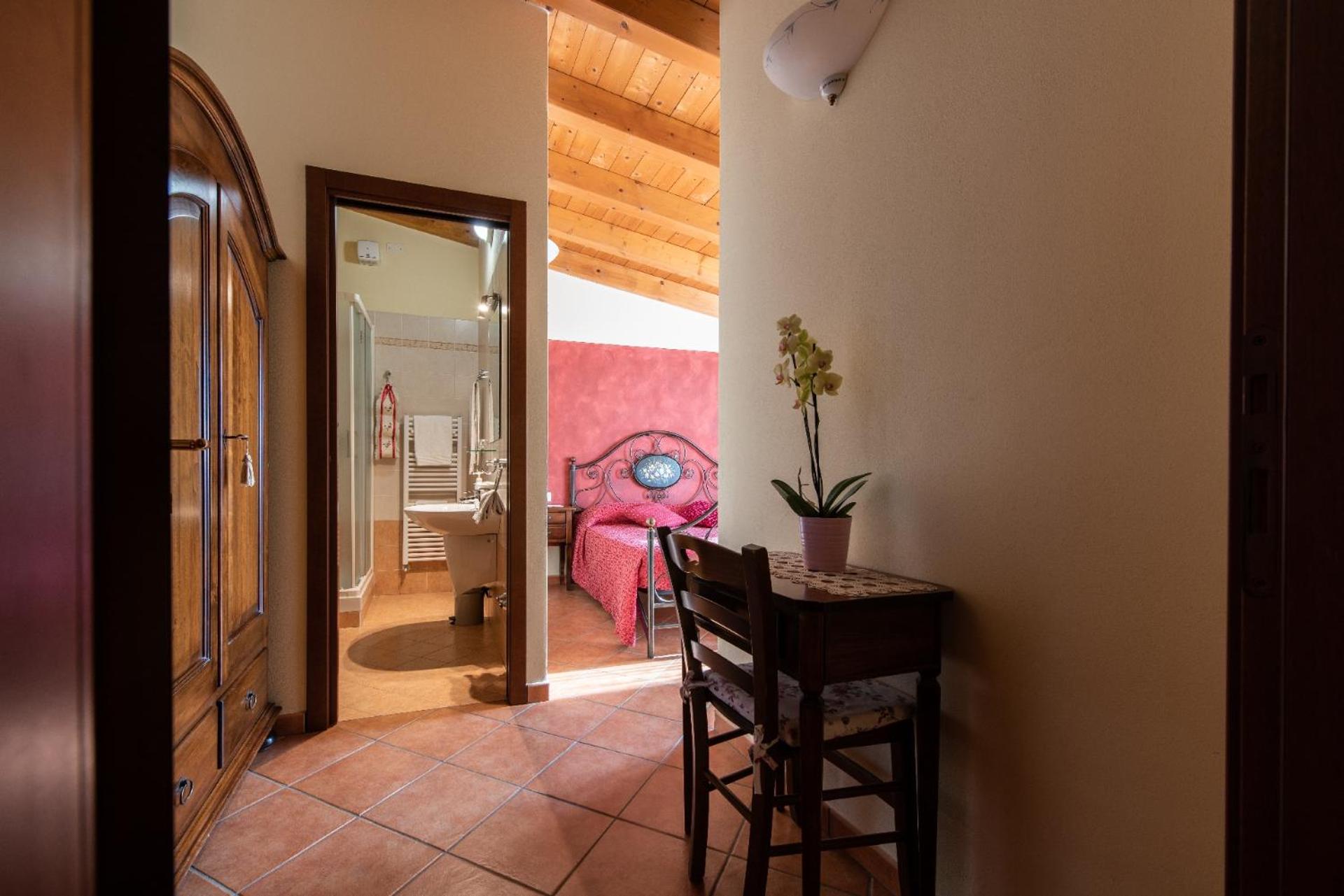 Double Room - Photo 12