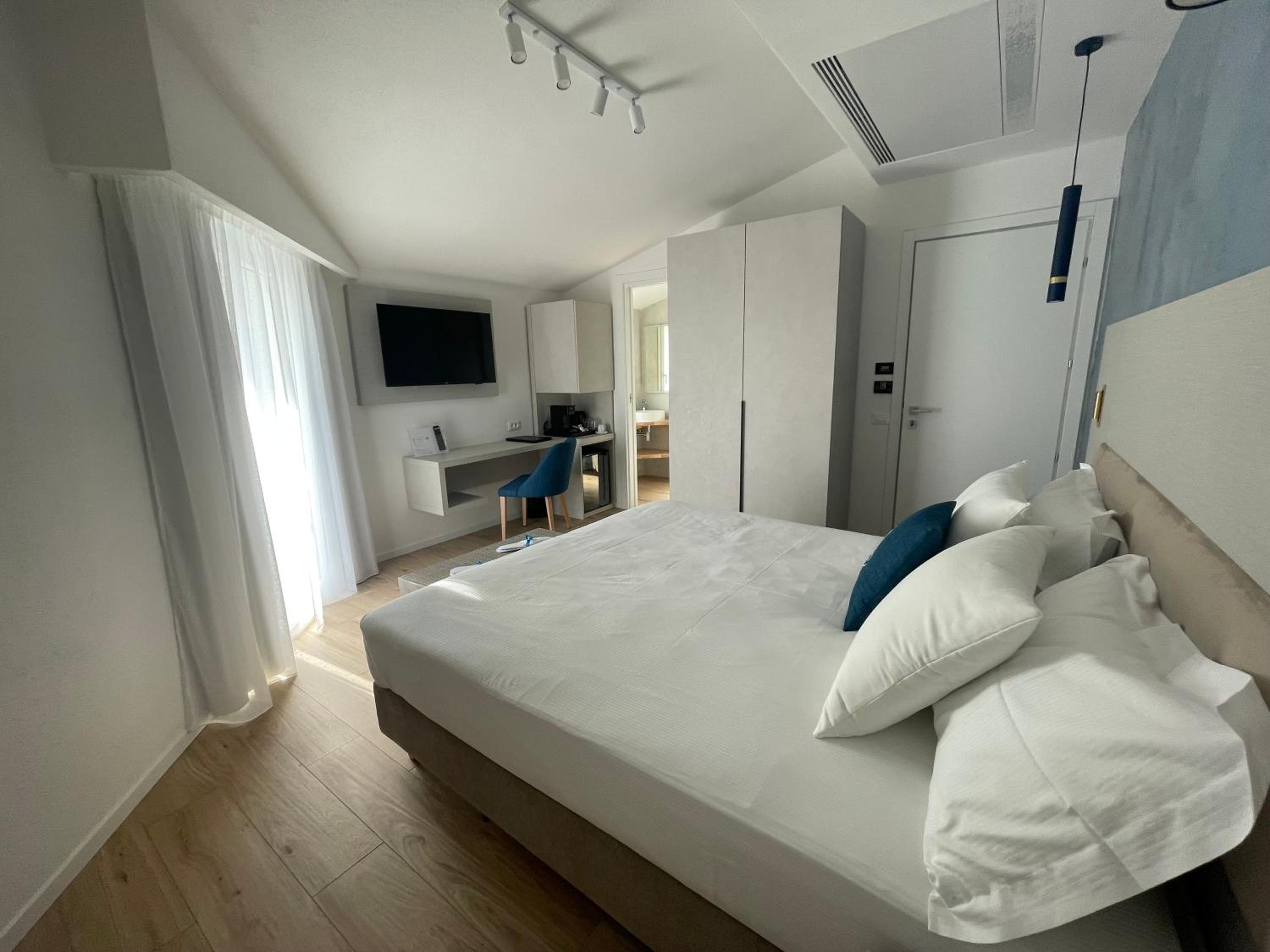 Deluxe Double or Twin Room with Balcony photo 3