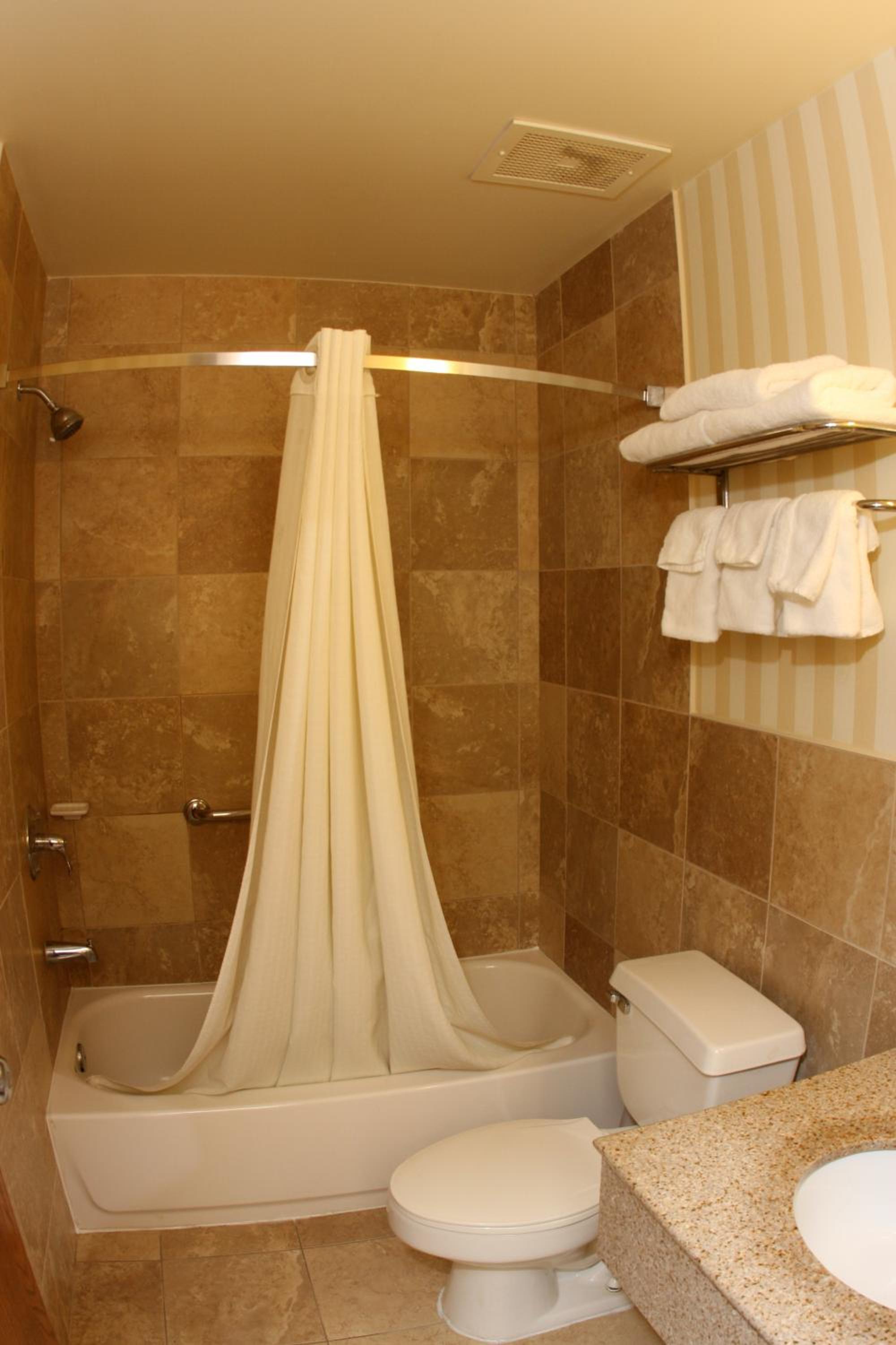 Queen Room with Two Queen Beds - Non-Smoking - Photo 6