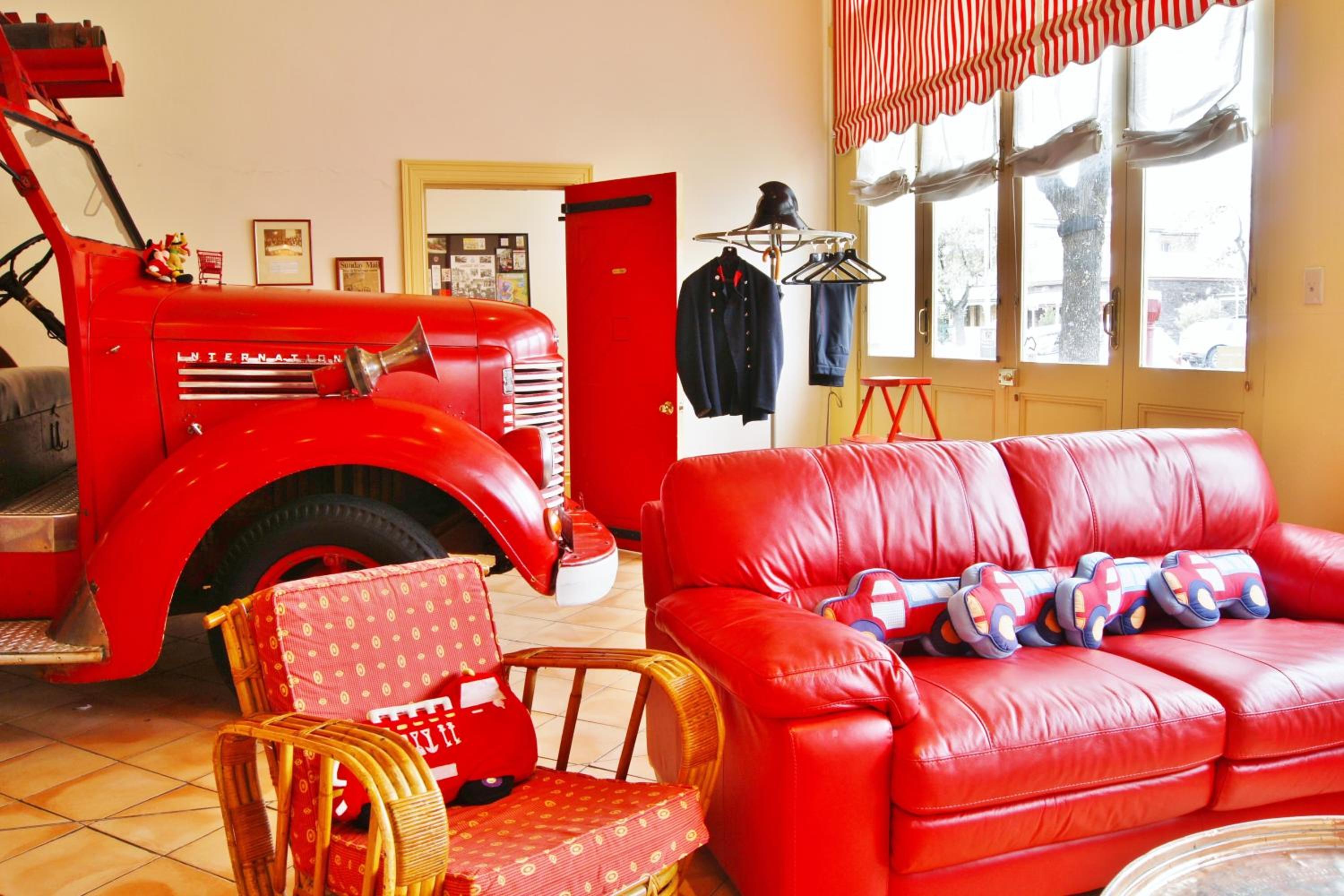 Fire Engine Spa Suite - Photo 2