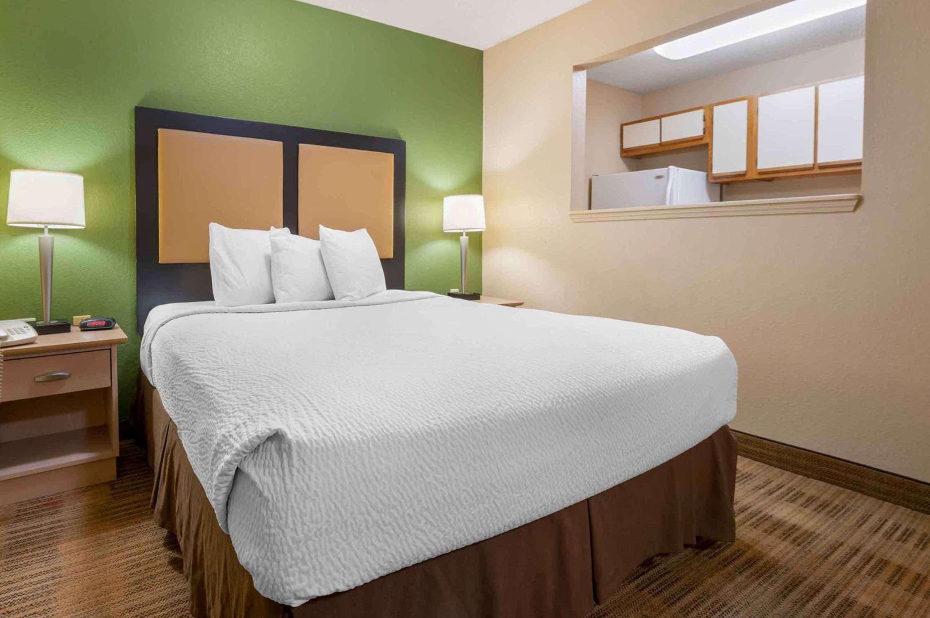 Deluxe Studio with 1 Queen Bed - Non-Smoking - Photo 4