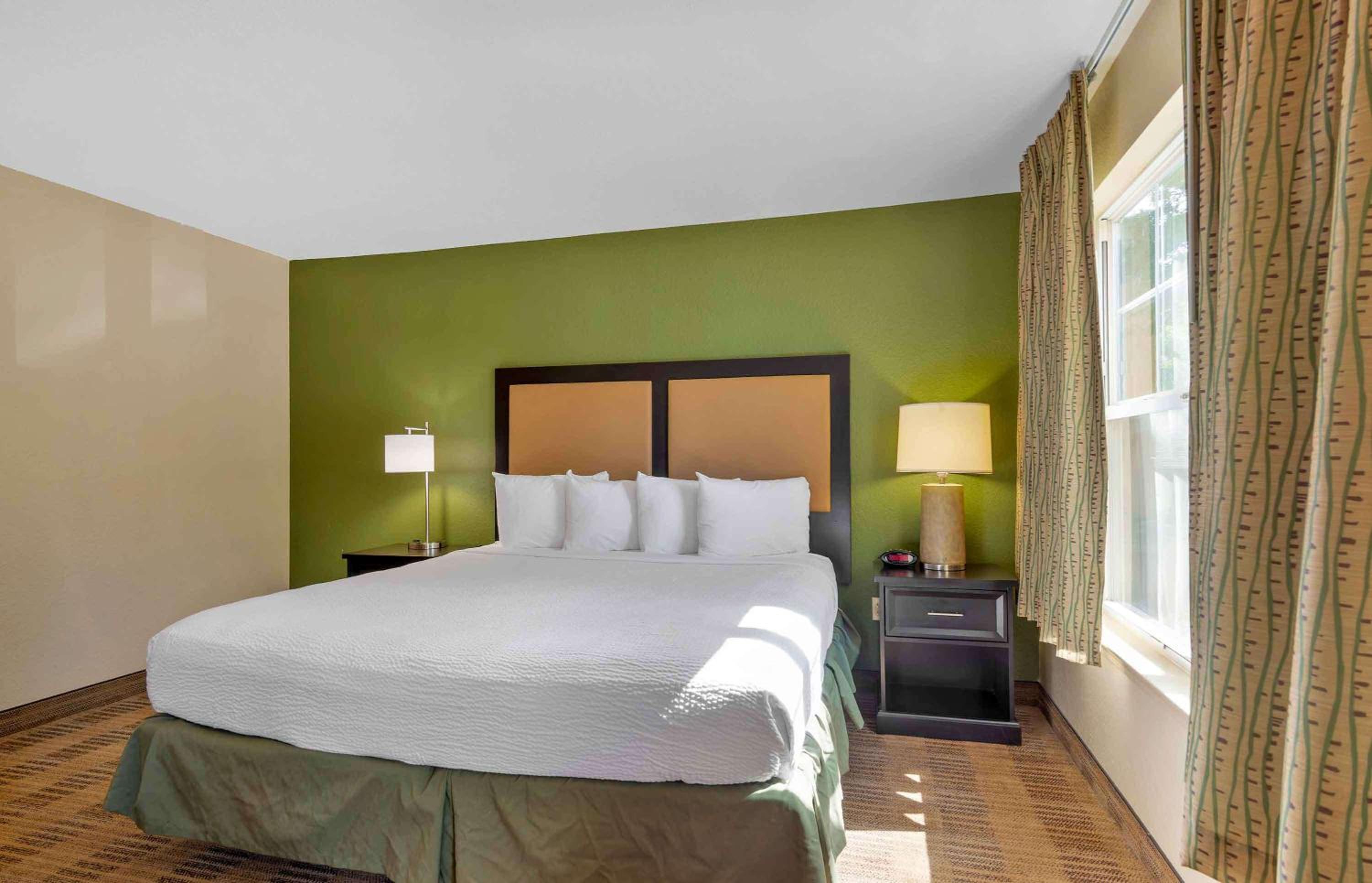 Deluxe Studio with One King Bed - Non-Smoking