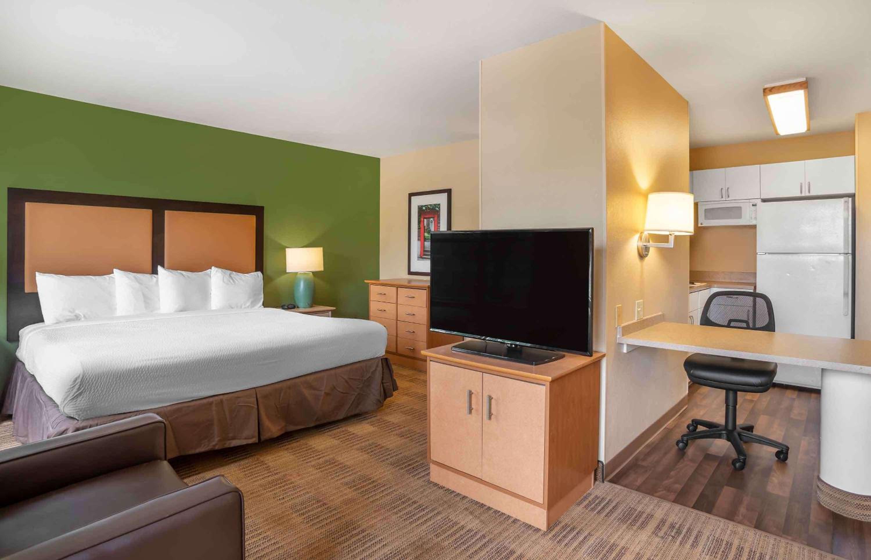 Deluxe Studio with 1 King Bed - Non-Smoking - Photo 1