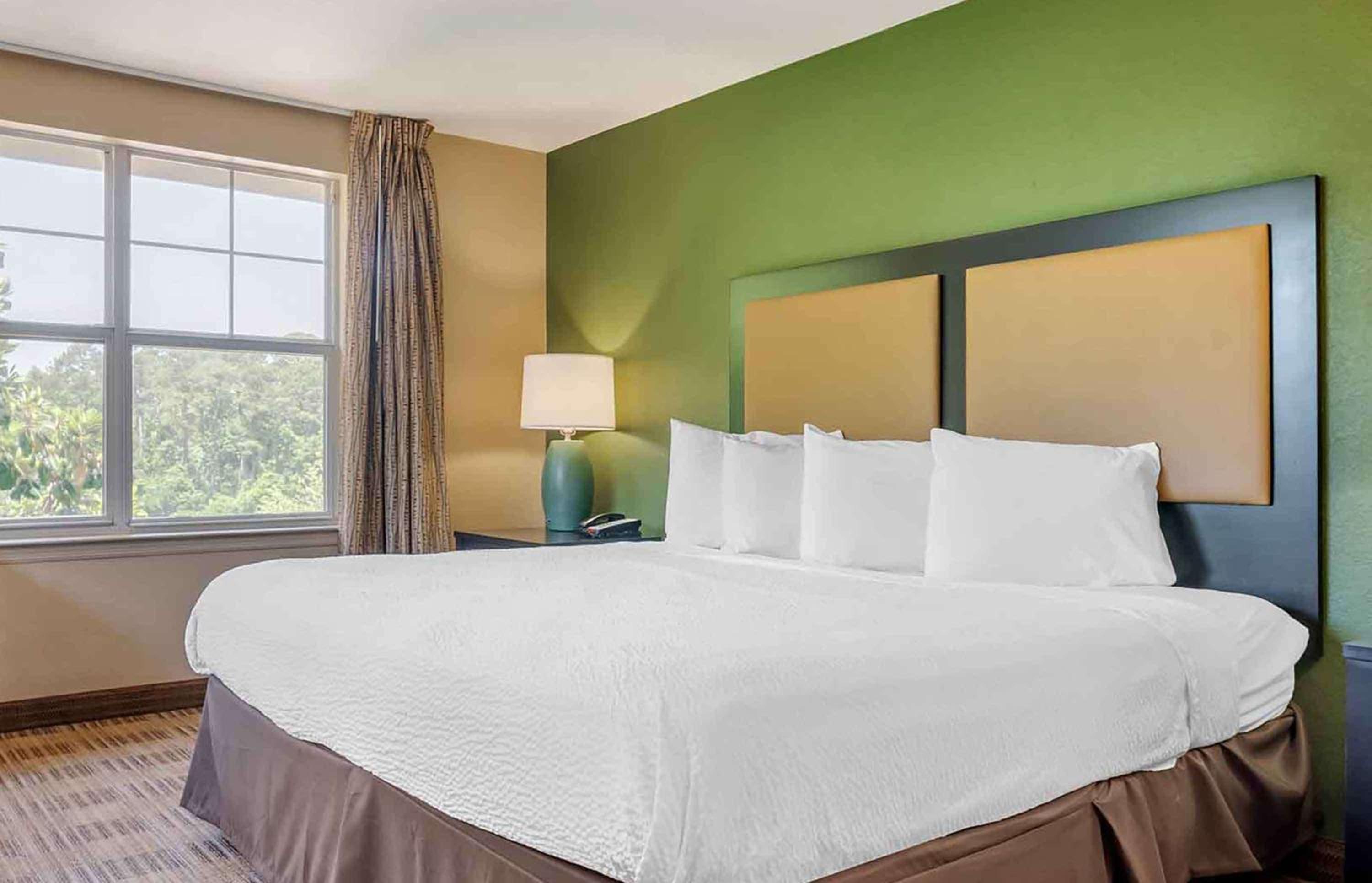 Deluxe Studio with 1 King Bed - Non-Smoking - Photo 5