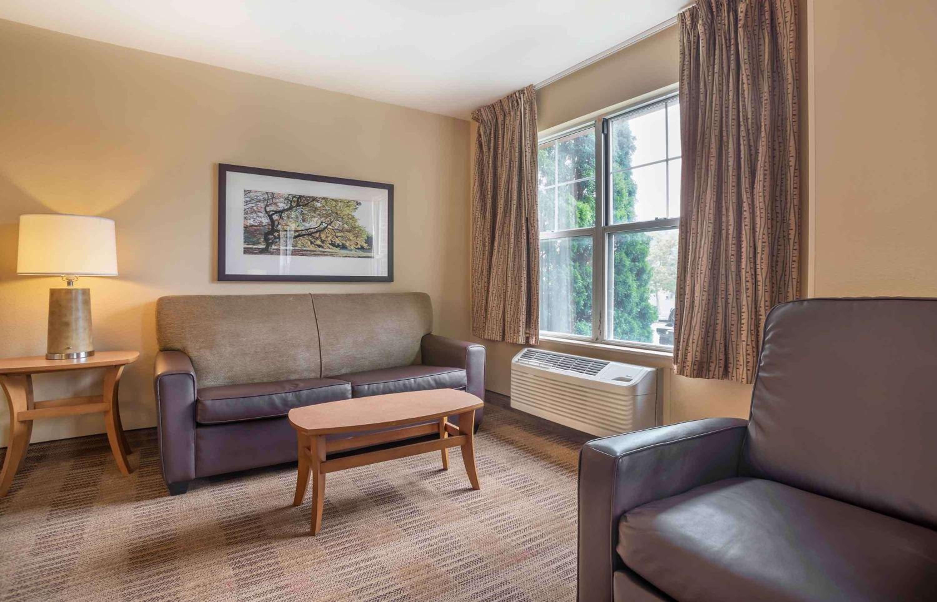 Deluxe Studio with 1 King Bed - Non-Smoking - Photo 4