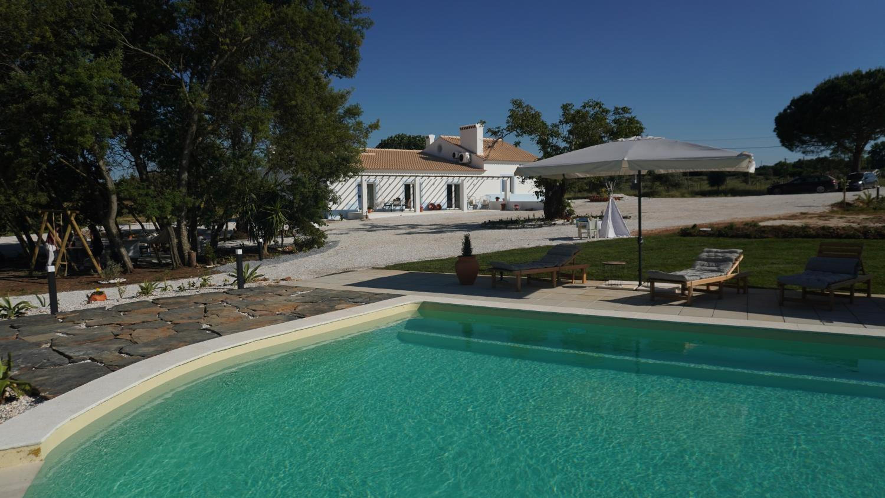 Two-Bedroom Apartment with Pool View photo 2