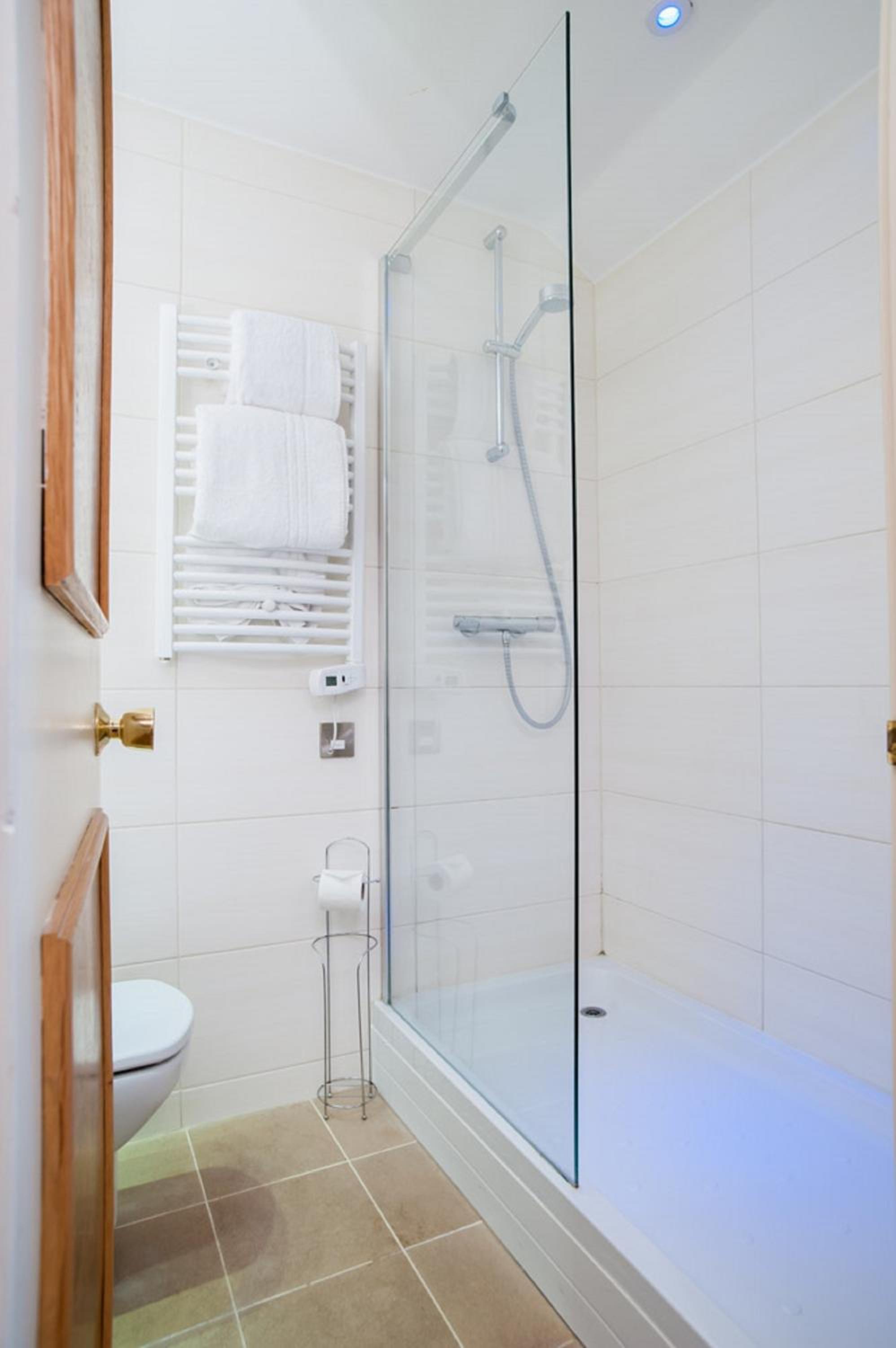 Standard Double or Twin Room - Photo 6