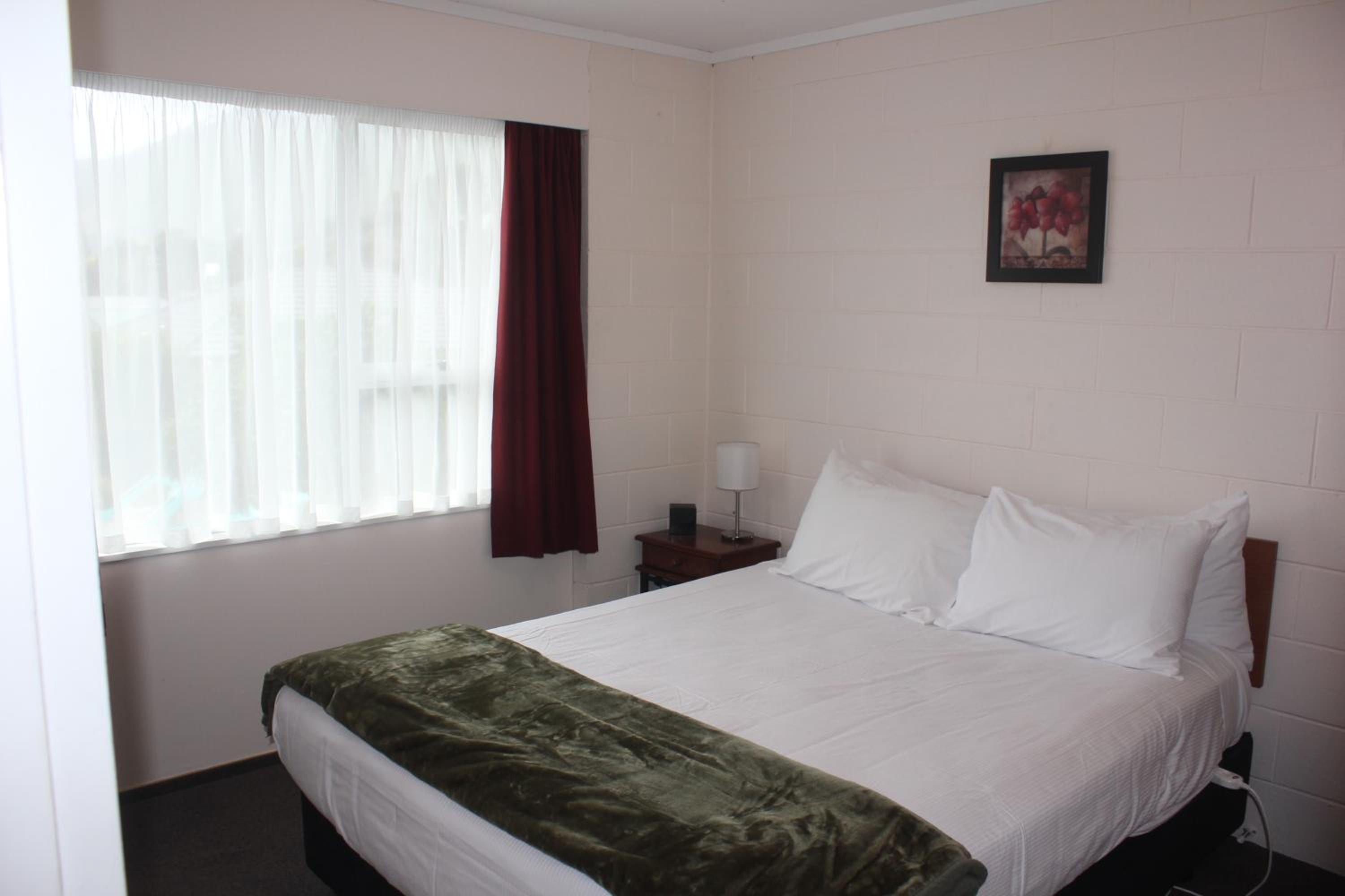 Two-Bedroom Apartment with Bath - Photo 2