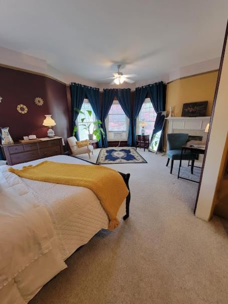 Deluxe Queen Room - Photo 11