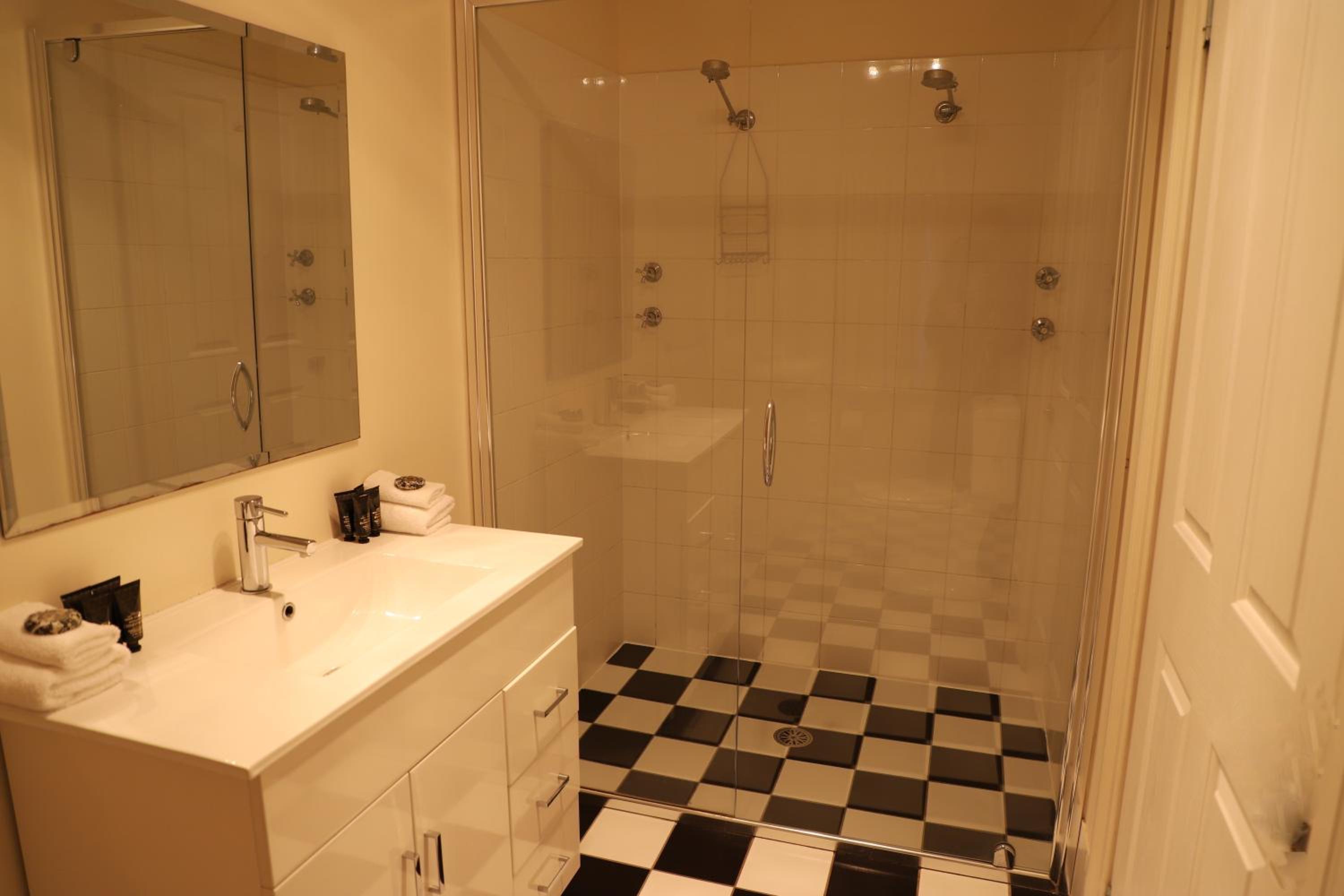 Five-Bedroom House photo 3