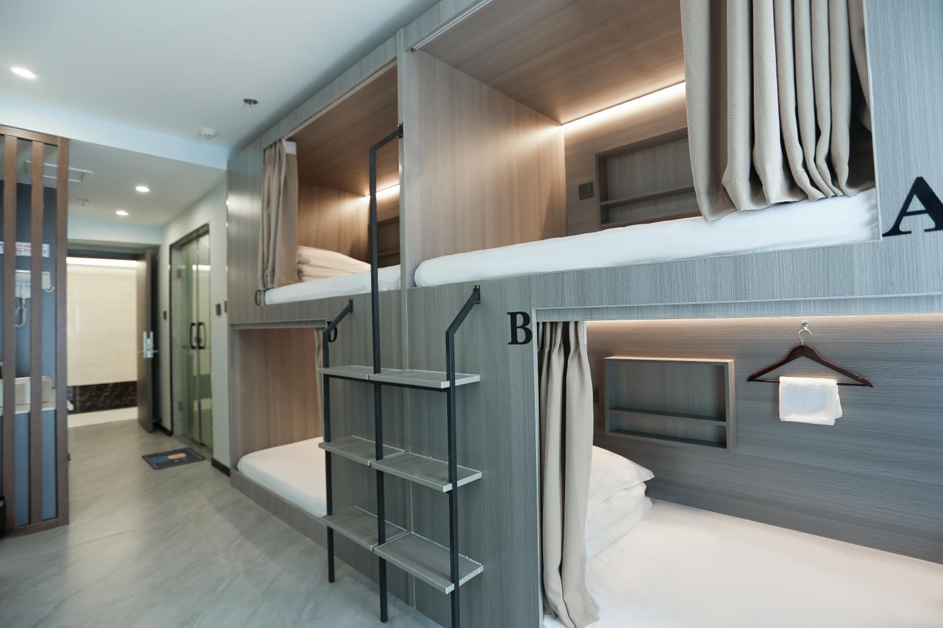 Bed in 4-Bed Male Dormitory Room photo 1