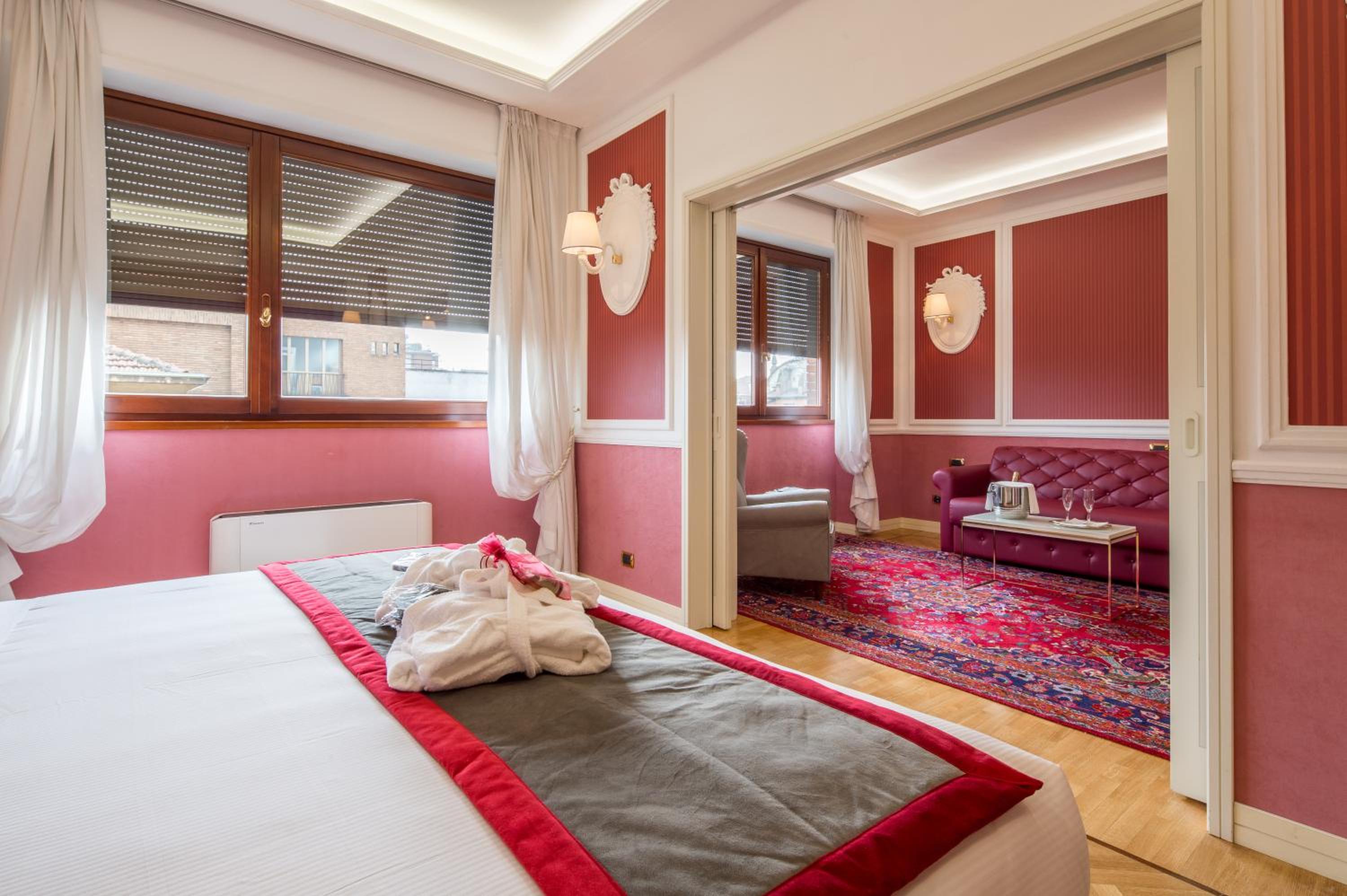 Suite - Photo 1
