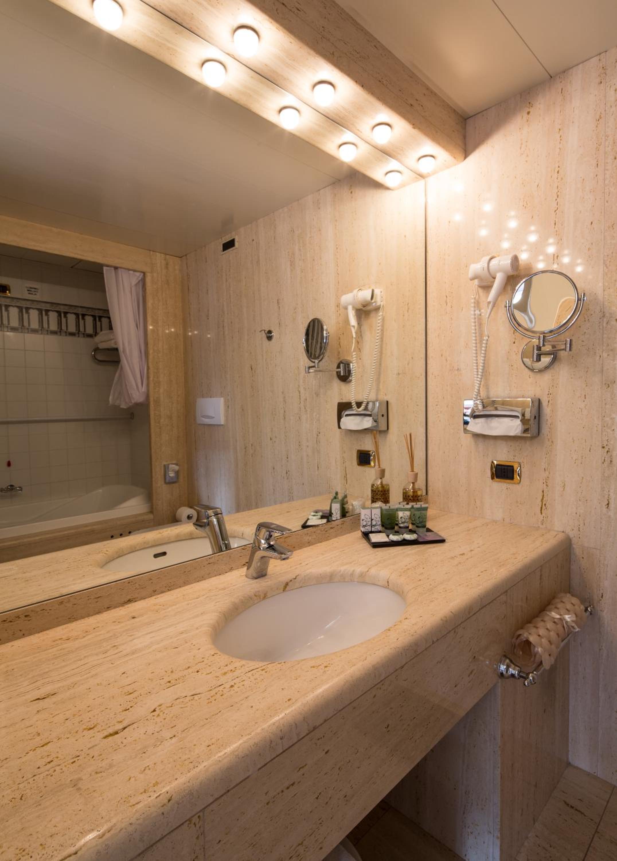 Suite - Photo 5