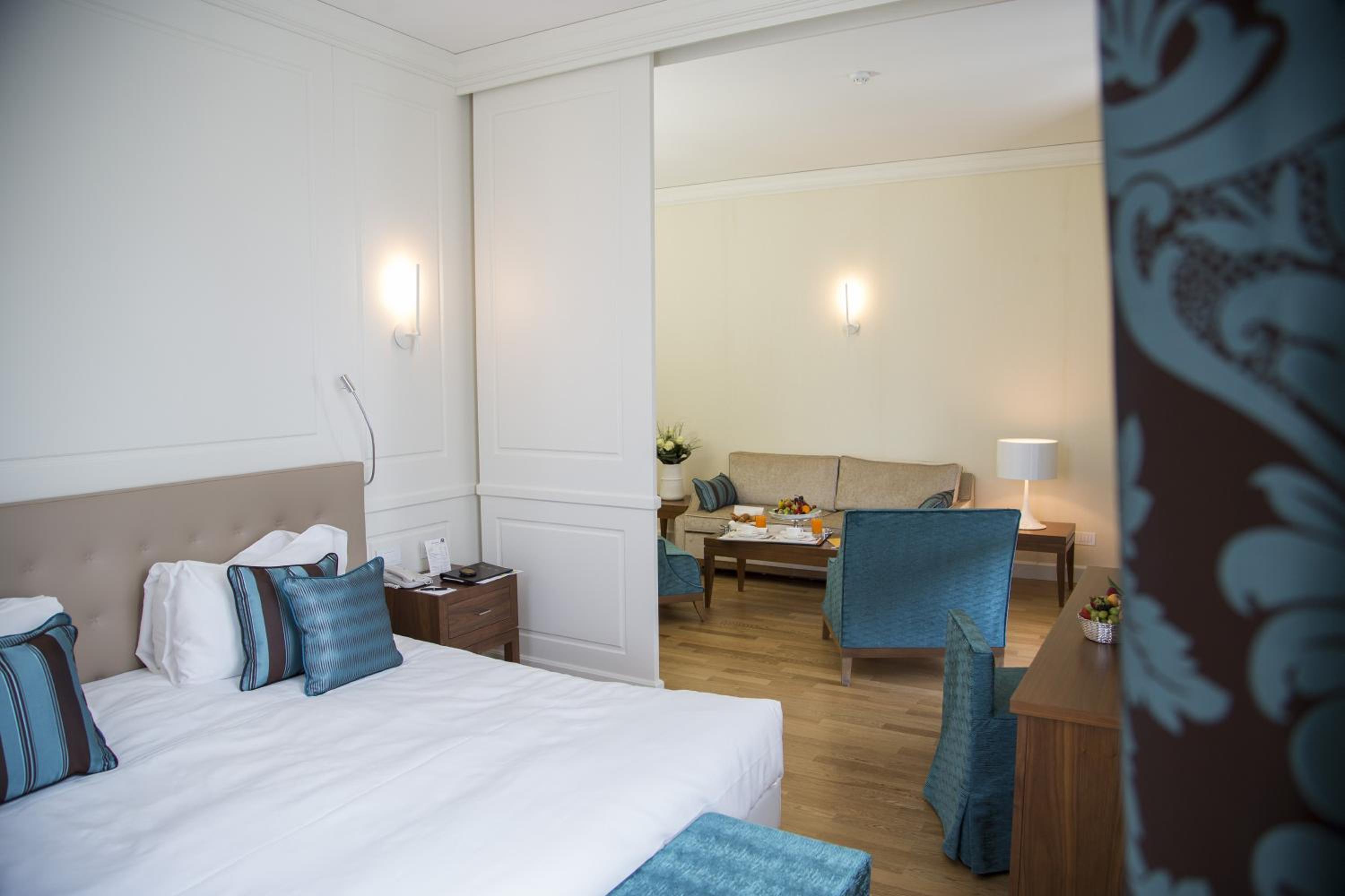 Executive Double Room with Balcony - Photo 7