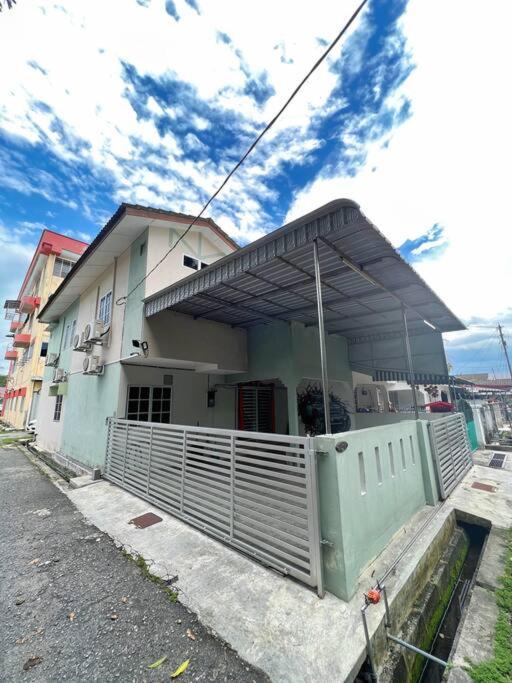 Seven-Bedroom House photo 1