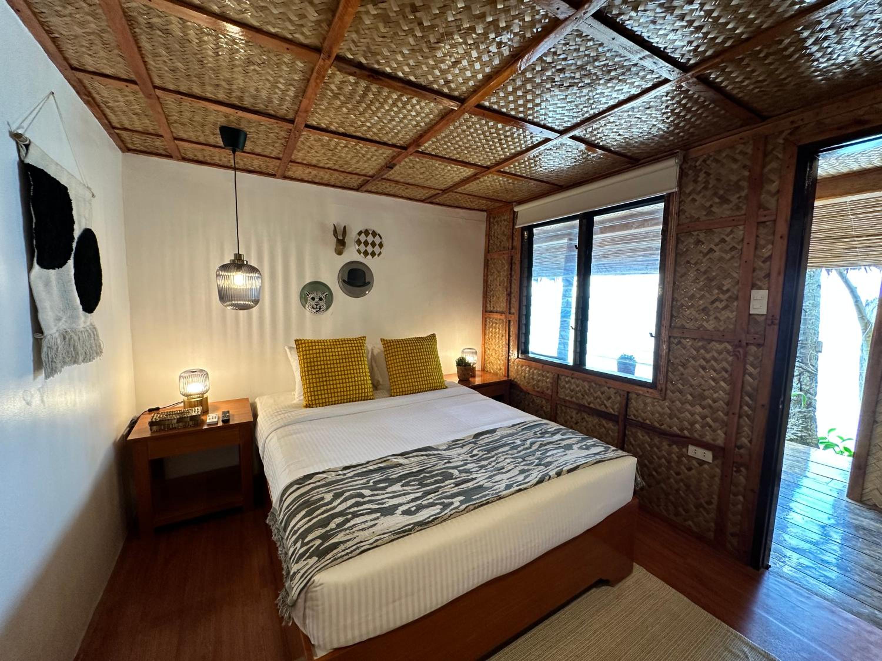 Beachfront Queen Room - Photo 13