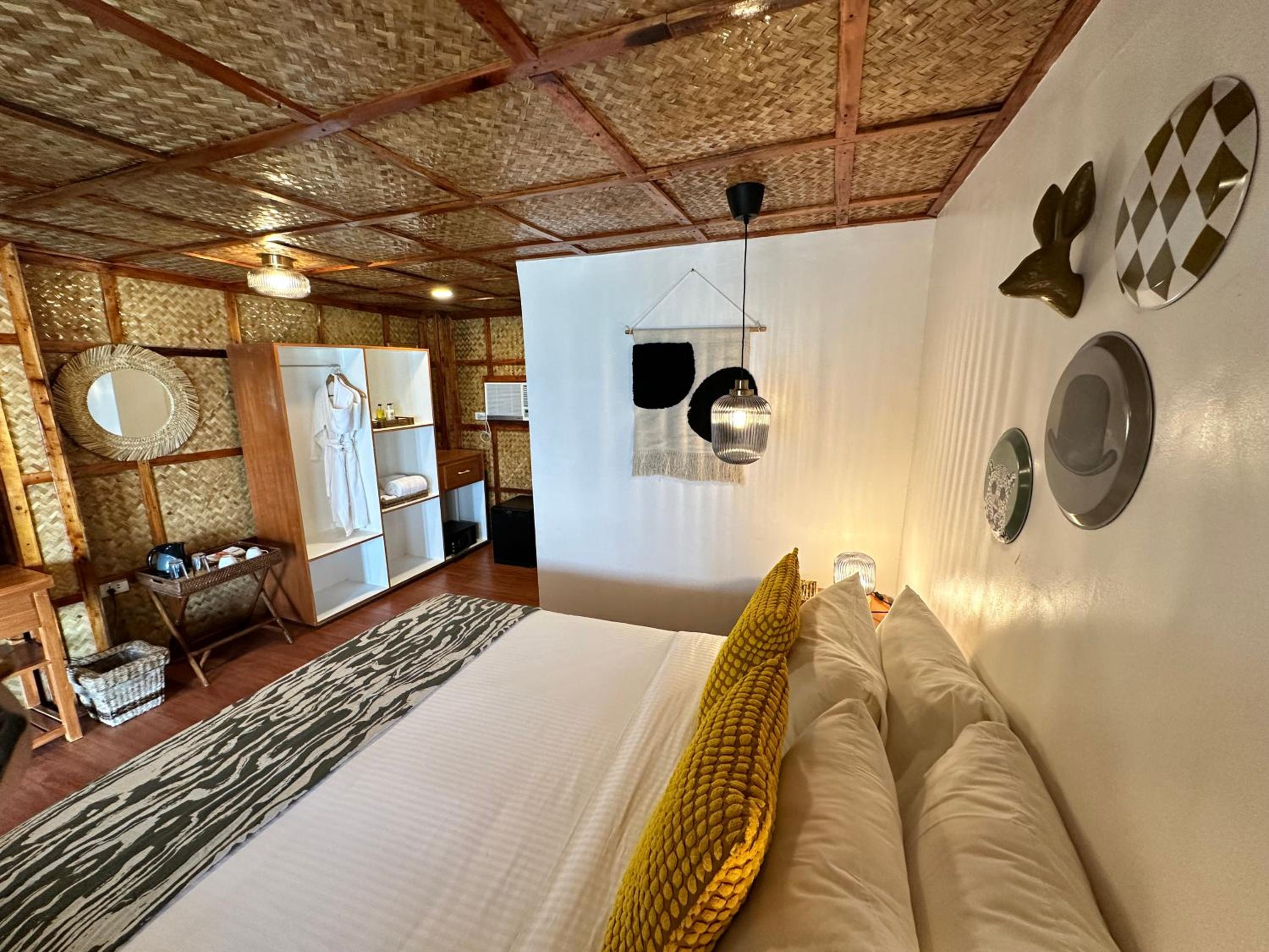 Beachfront Queen Room - Photo 16
