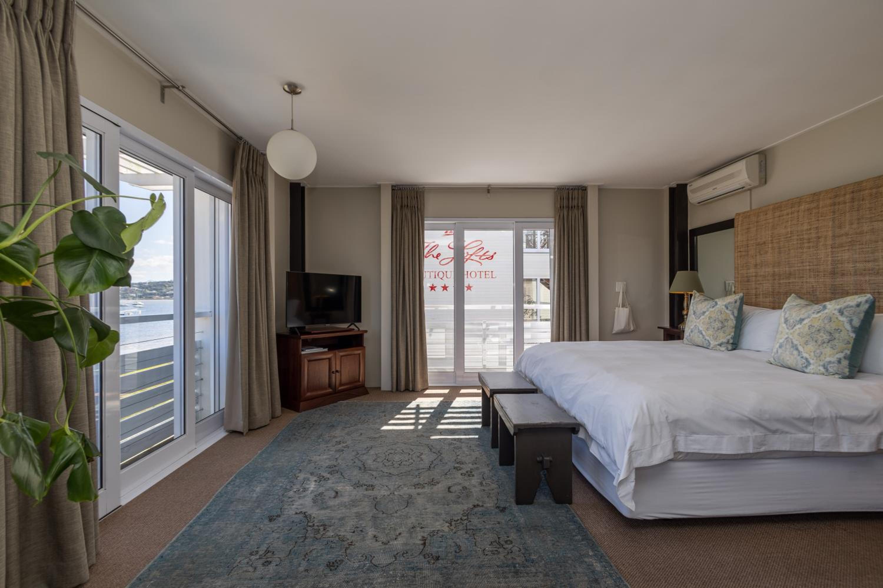 King Room with Lake View - Photo 2