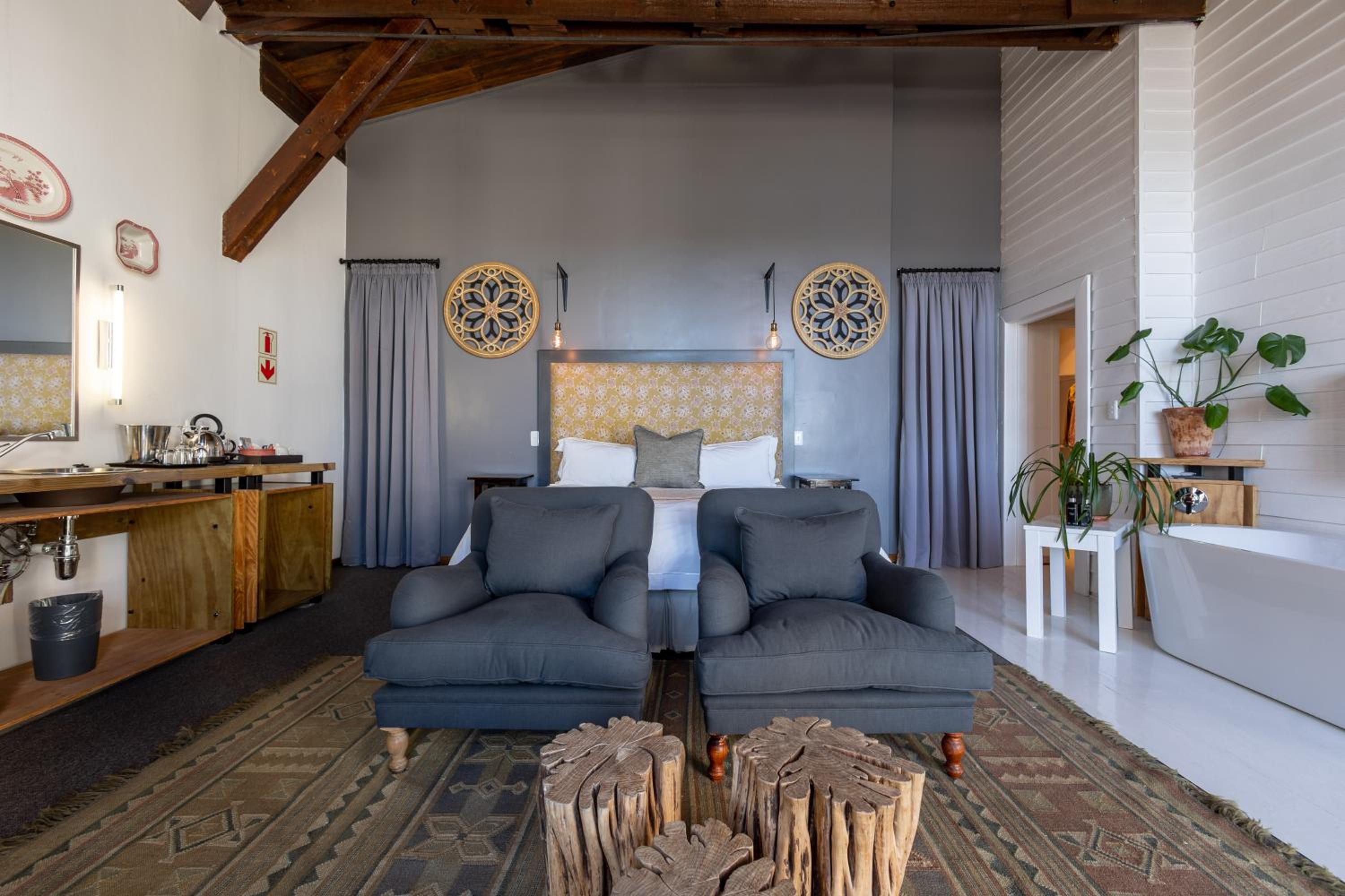 King Room with Lake View - Photo 3