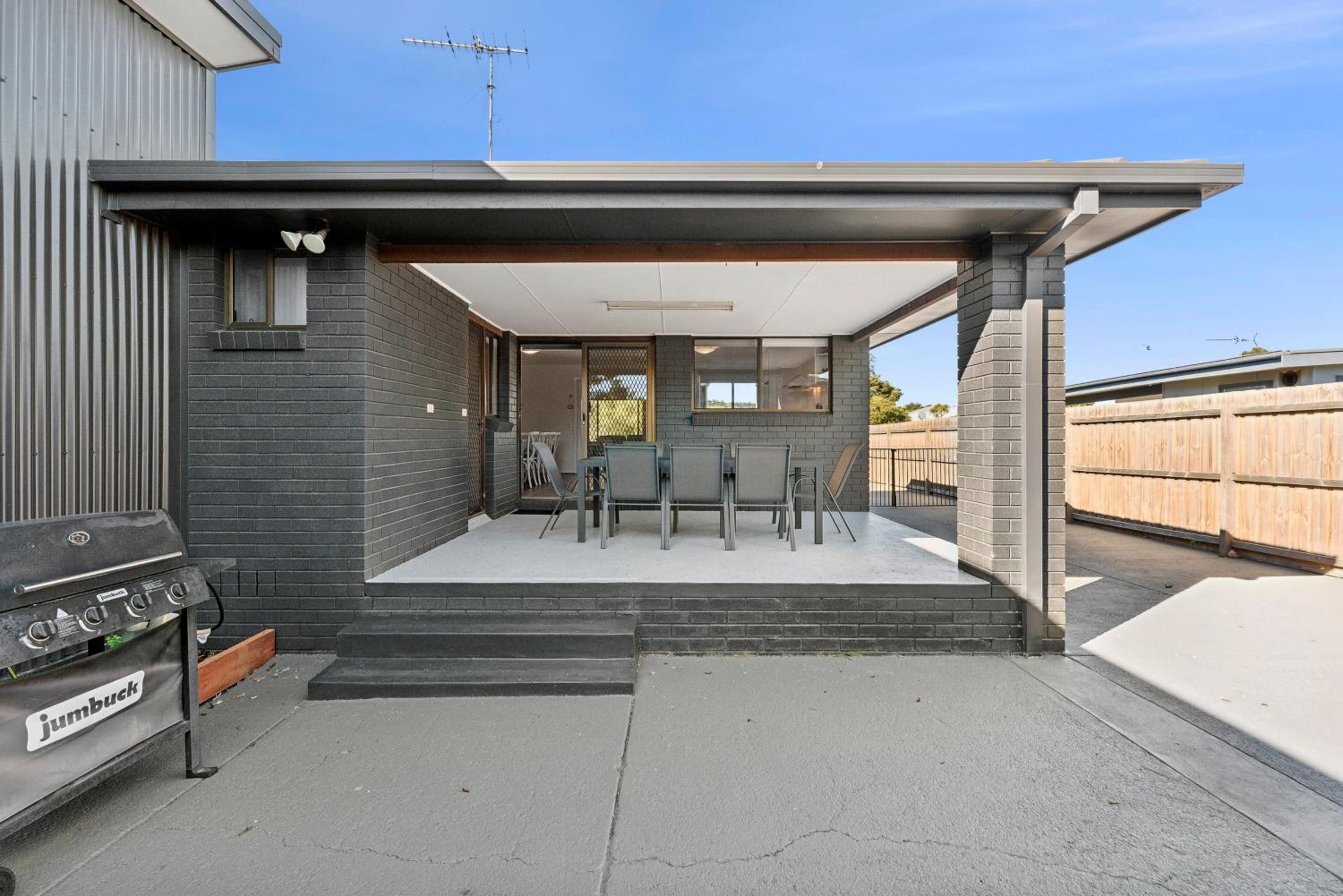 Six-Bedroom House photo 3