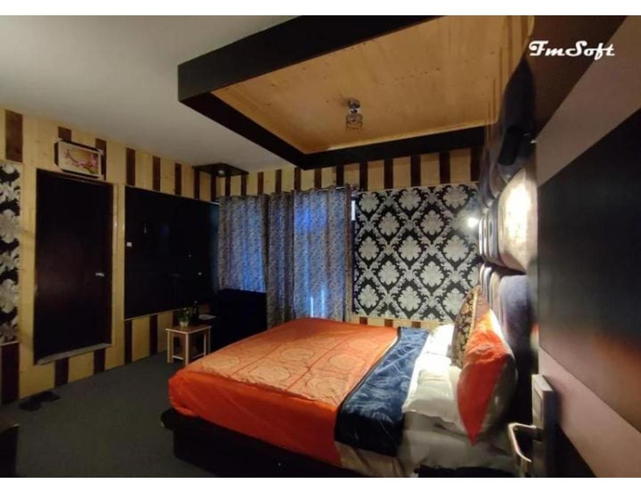 Deluxe King Room photo 1