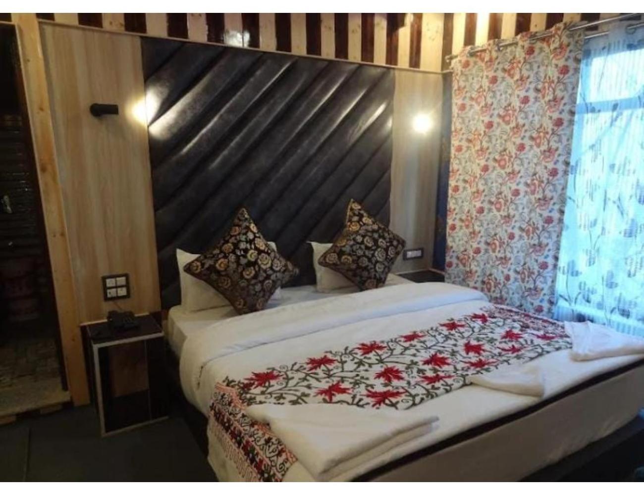 Deluxe King Room photo 2