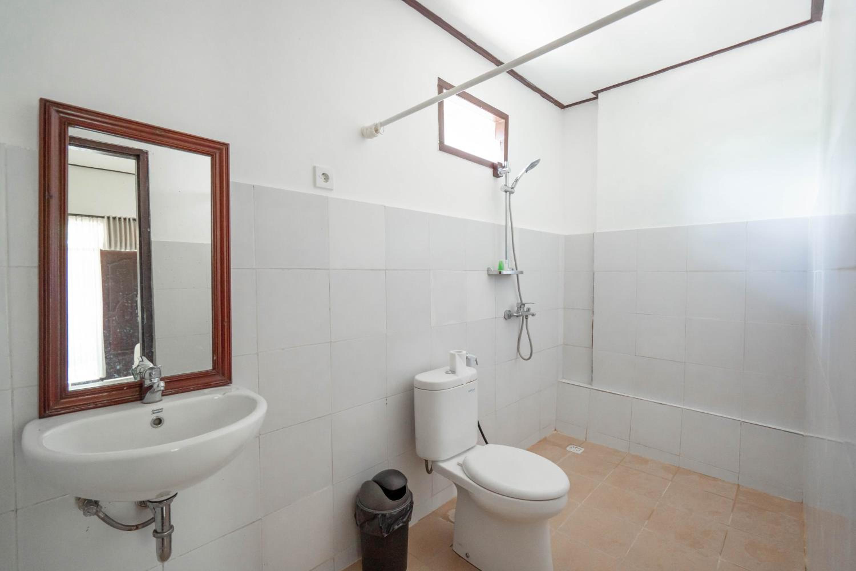 Standard Double Room - Photo 9