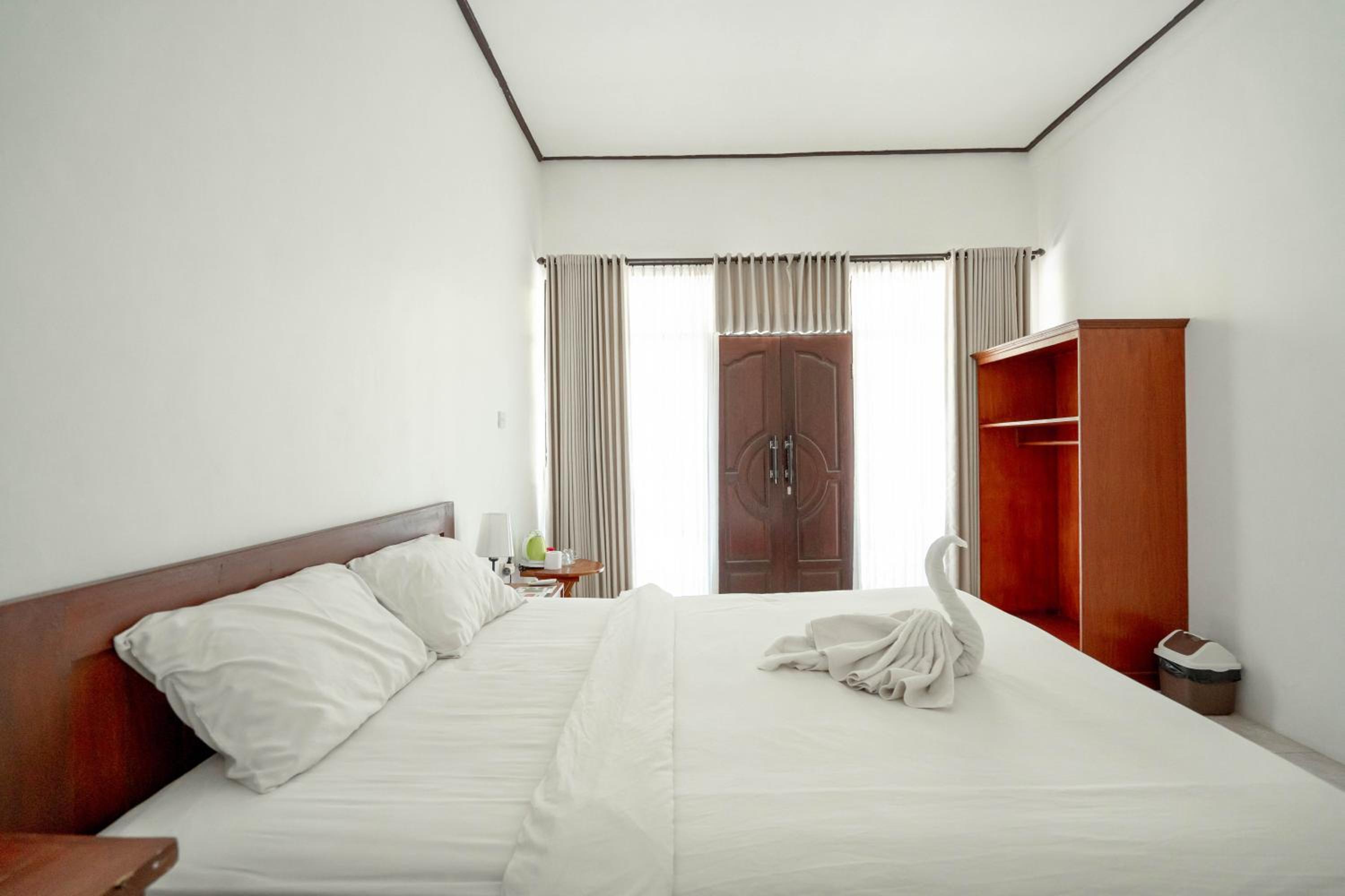 Standard Double Room - Photo 8