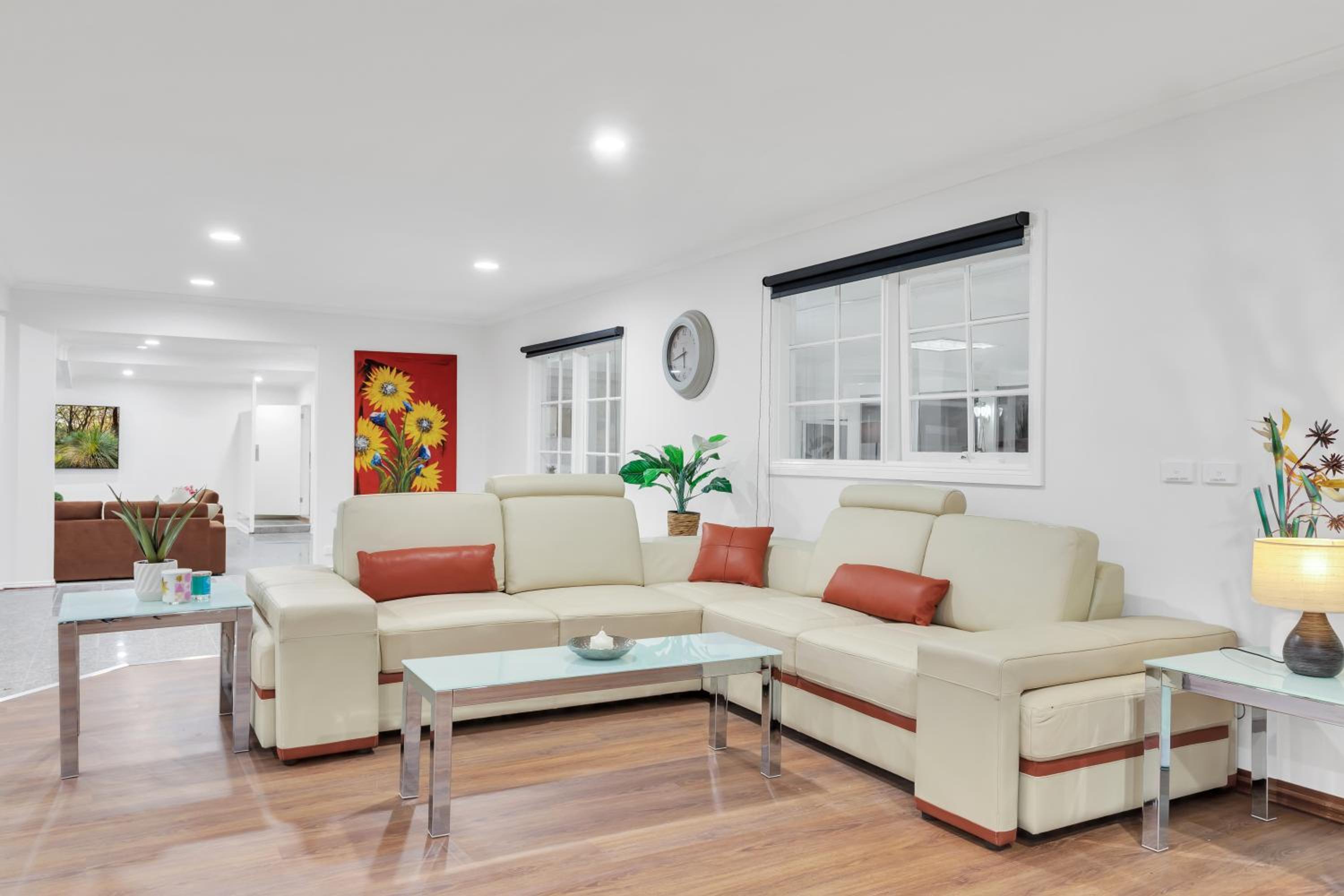 Five-Bedroom House photo 2
