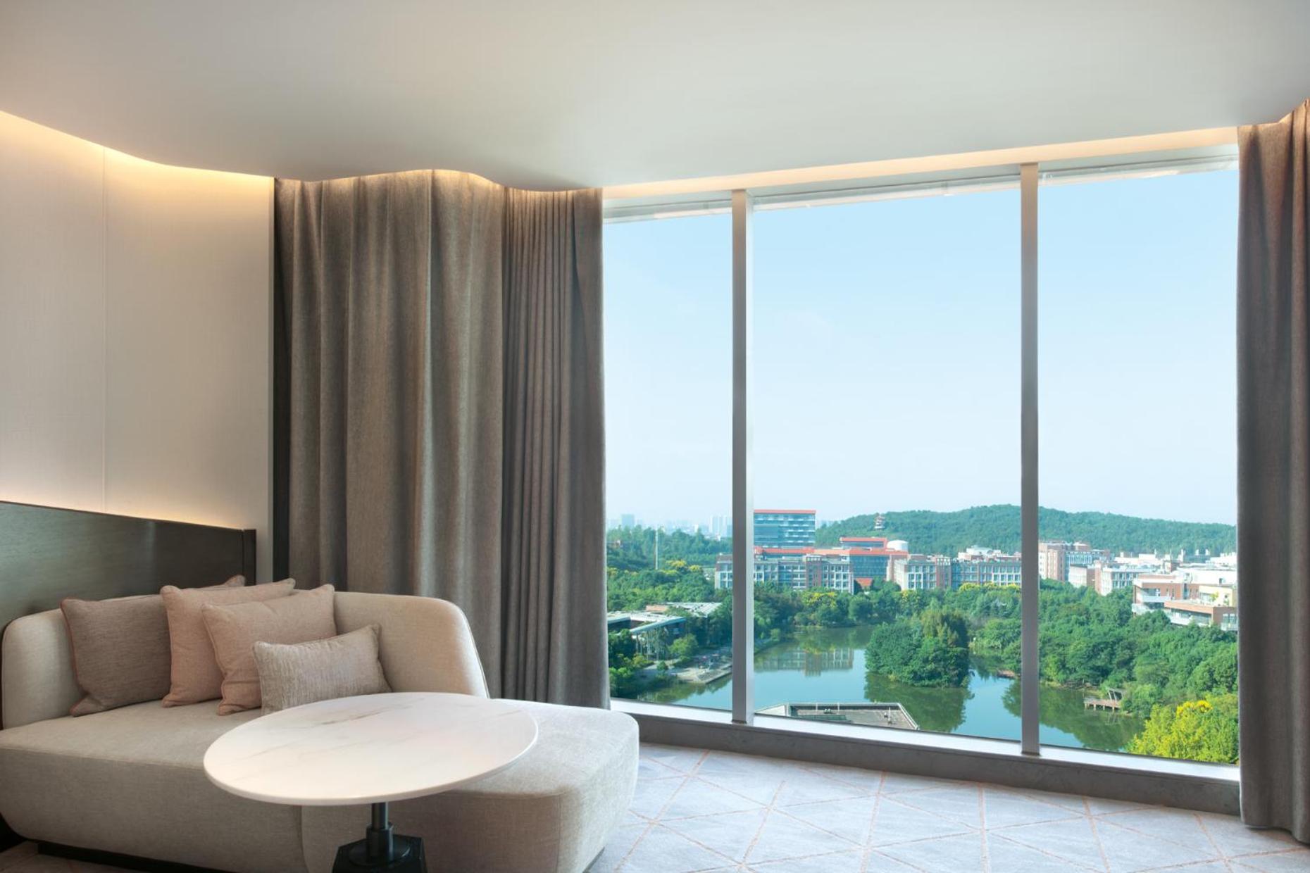 Premium King Room - Photo 3