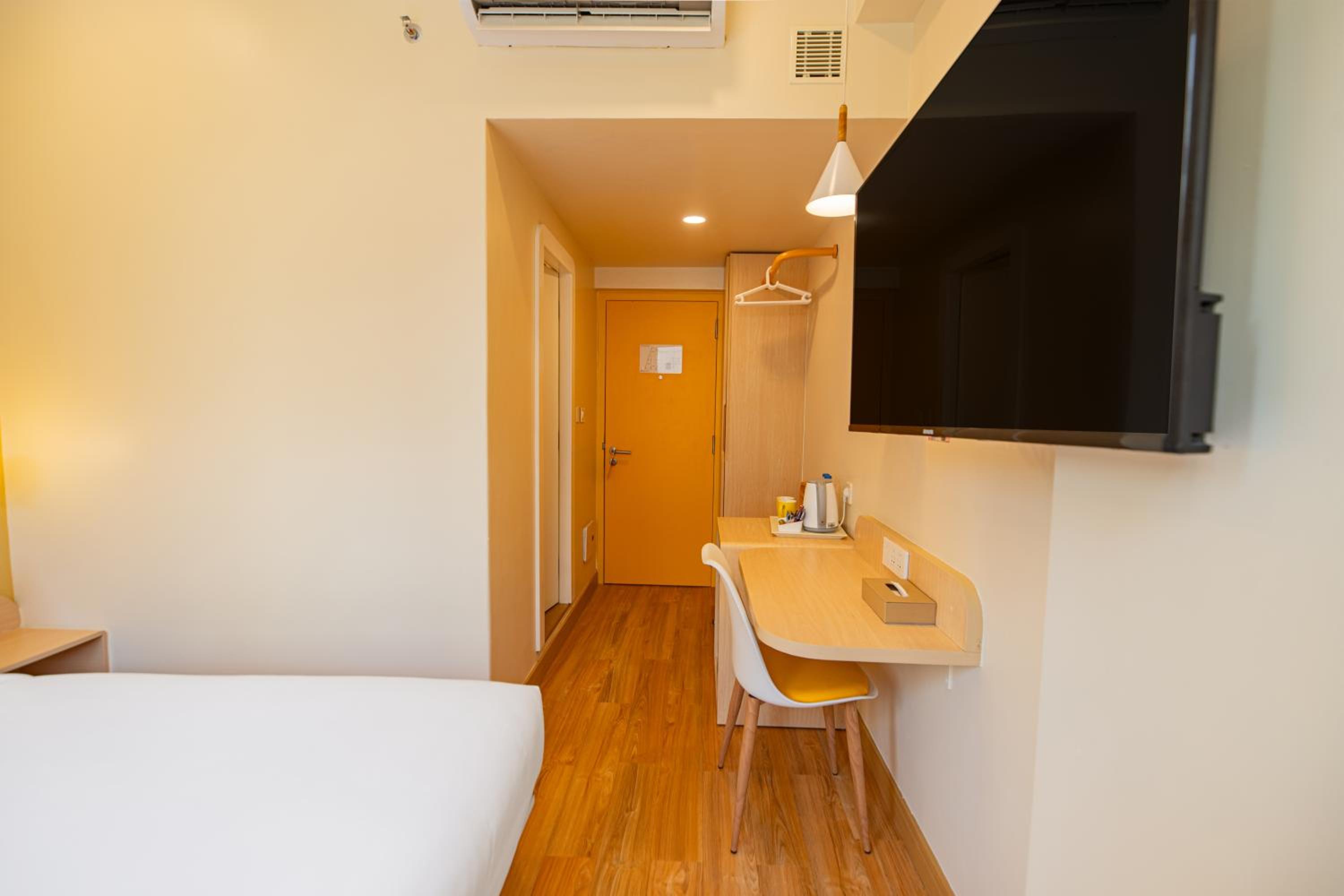 Deluxe Queen Room - Photo 5