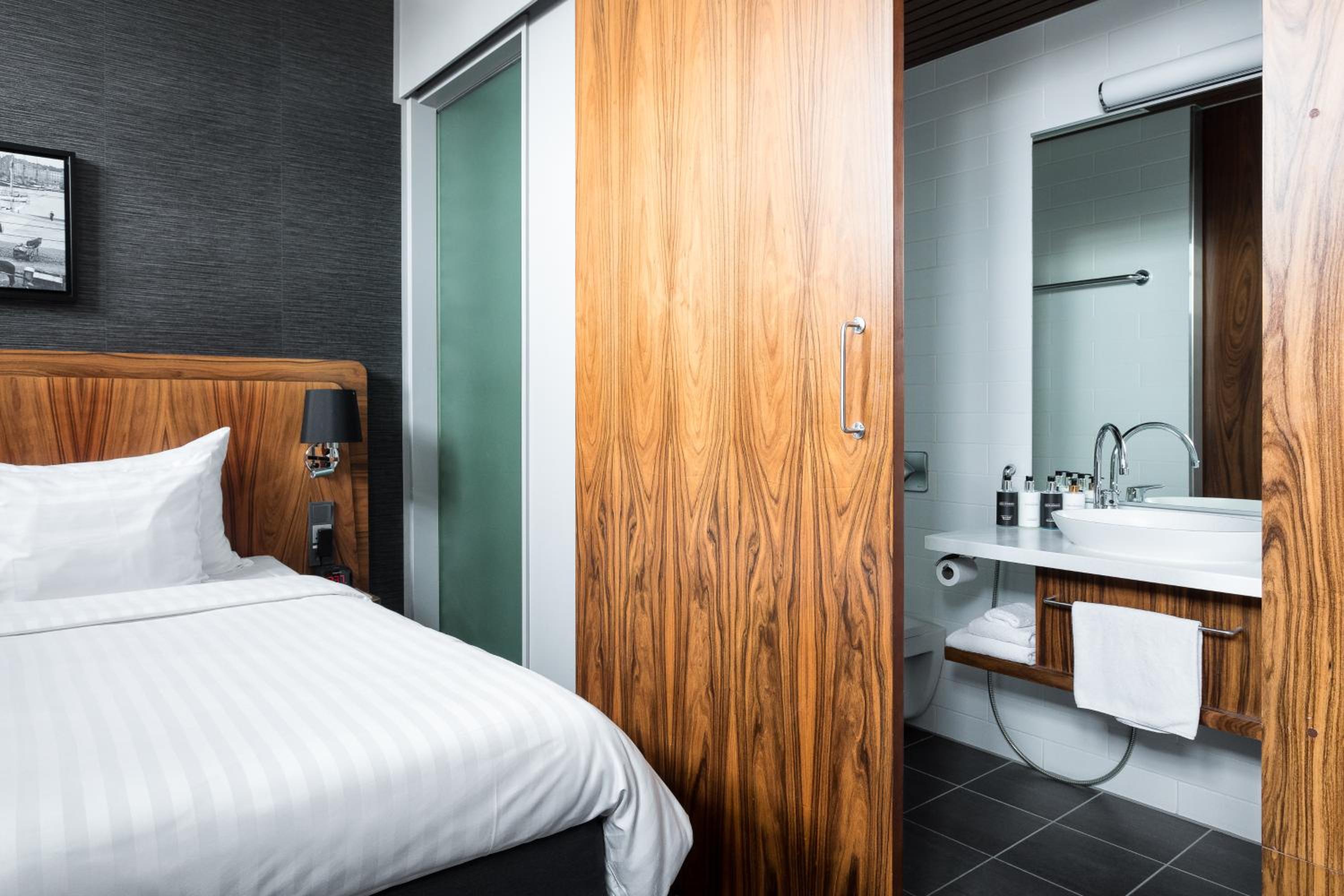 Standard Double Room - Photo 8