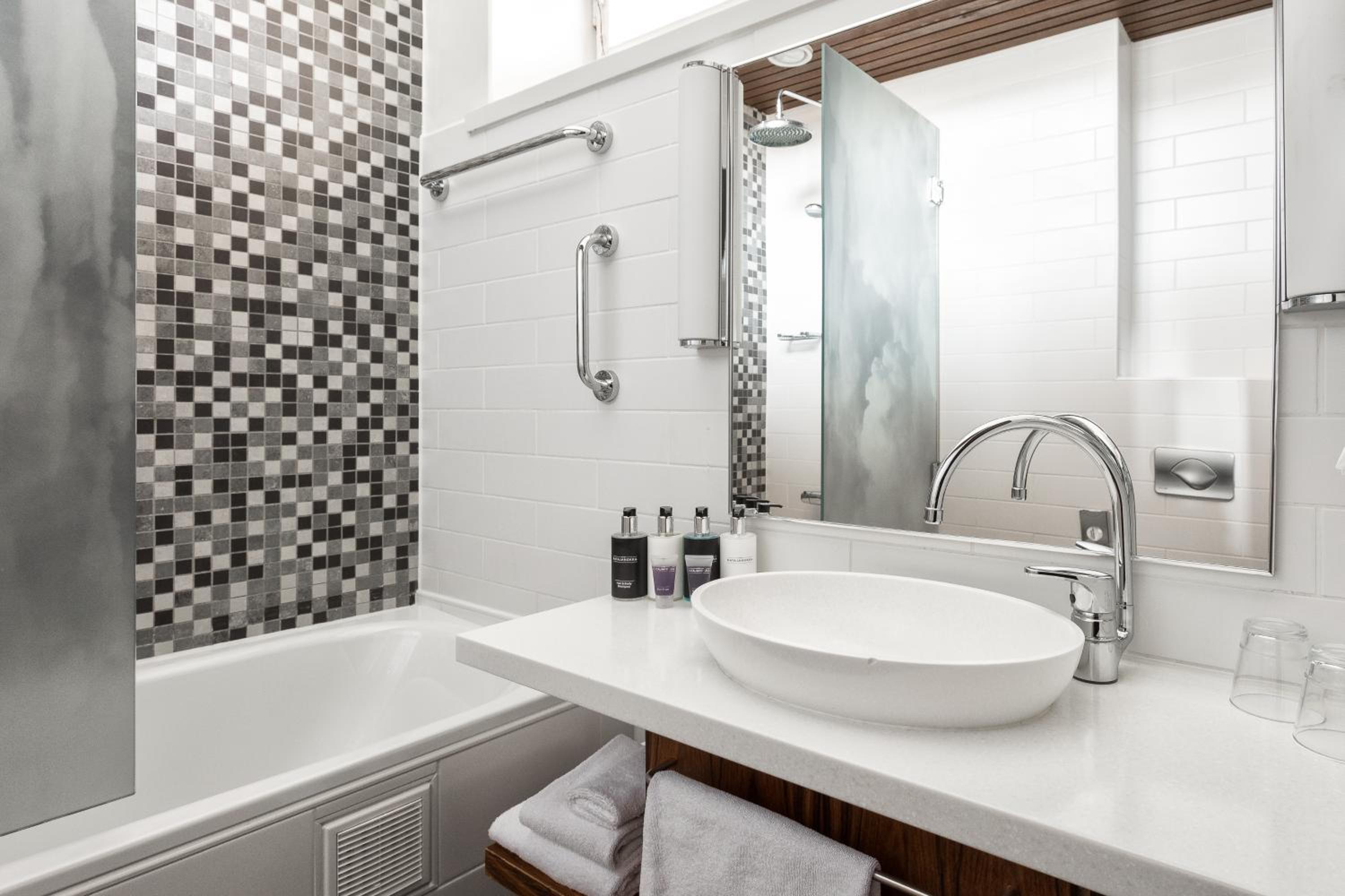 Standard Twin Room - Photo 4