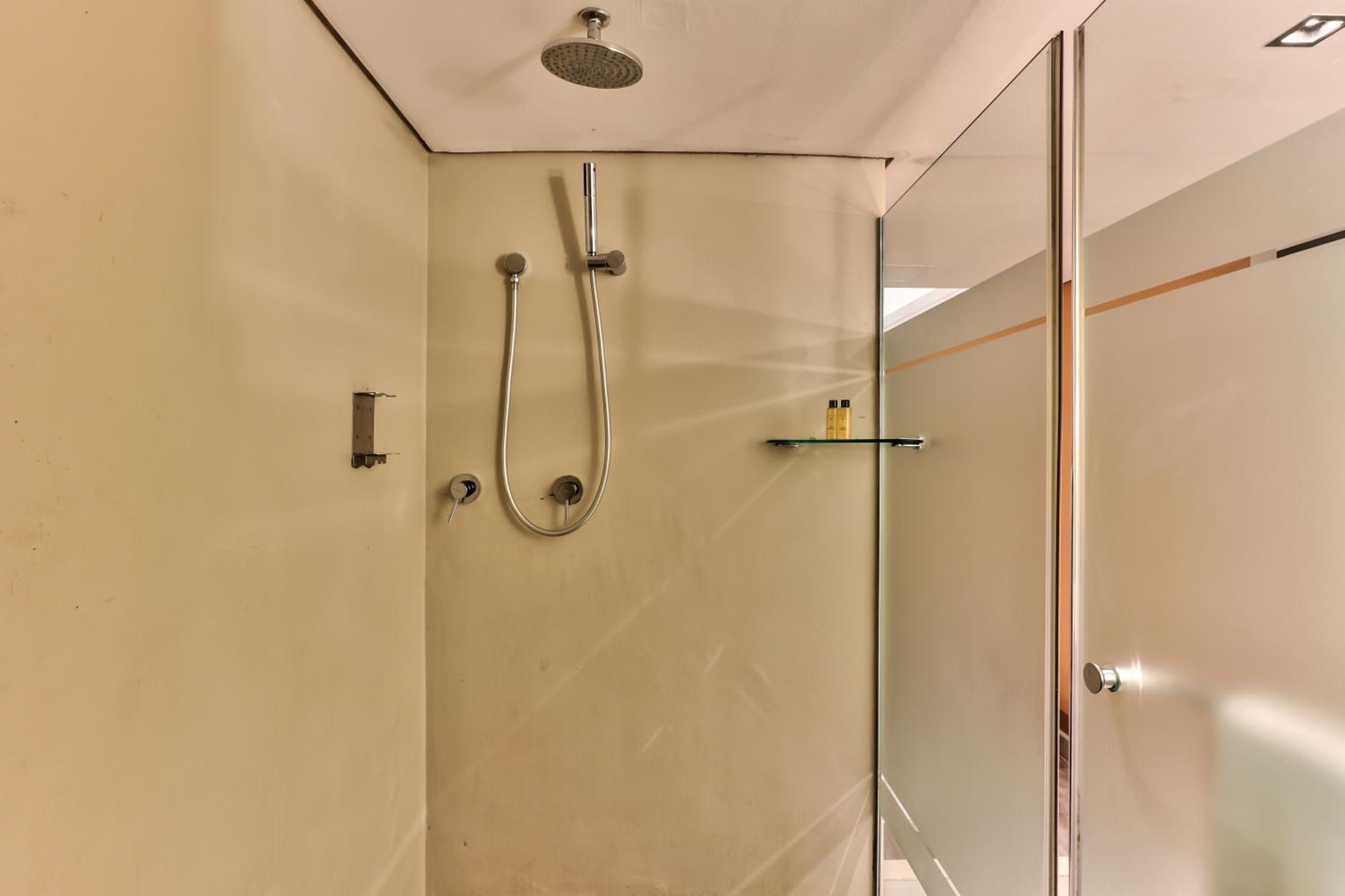 Studio Apartment - Photo 18