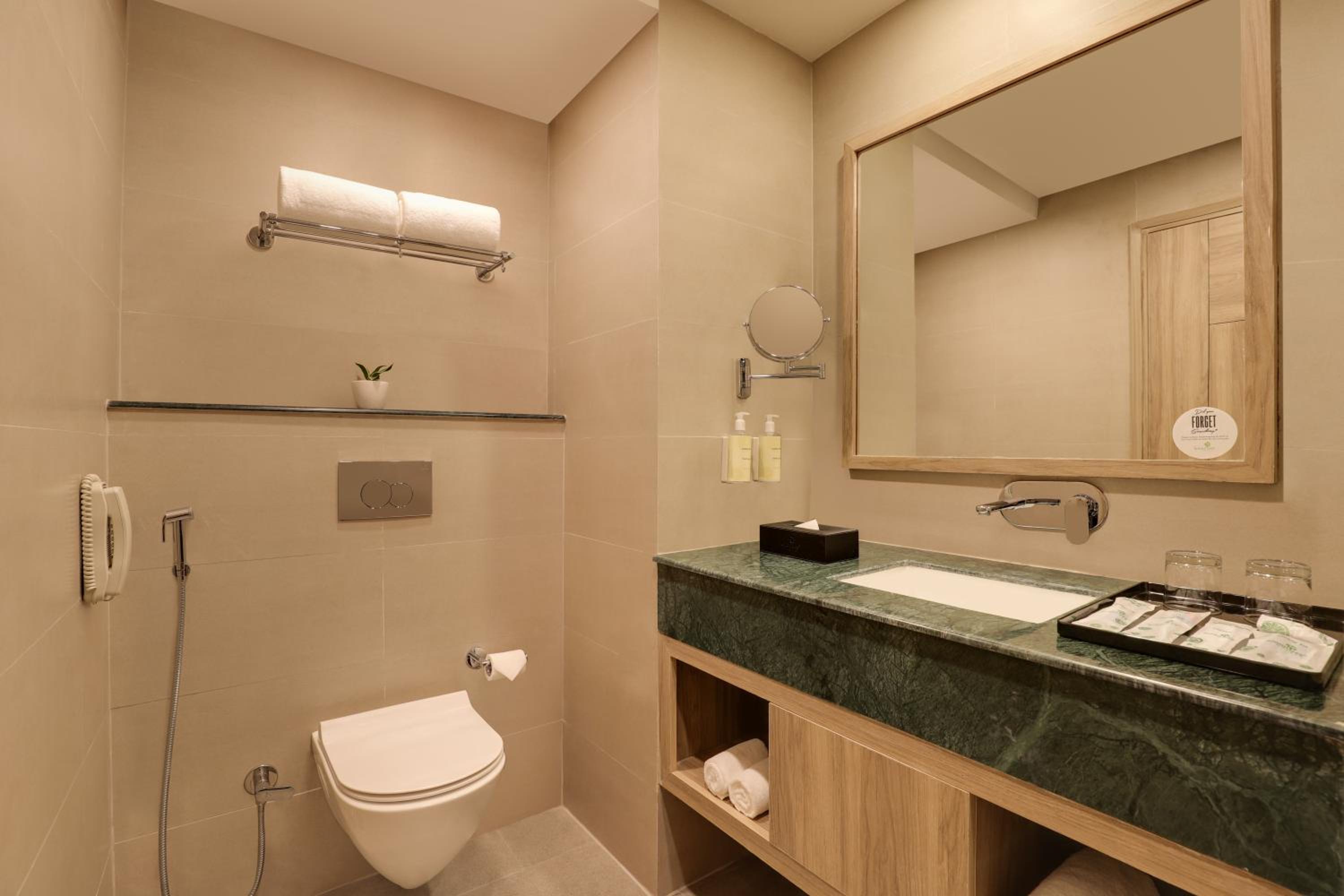 Deluxe King Room (Complimentary Hi-Tea and 10% Off on Laundry service) - Photo 4