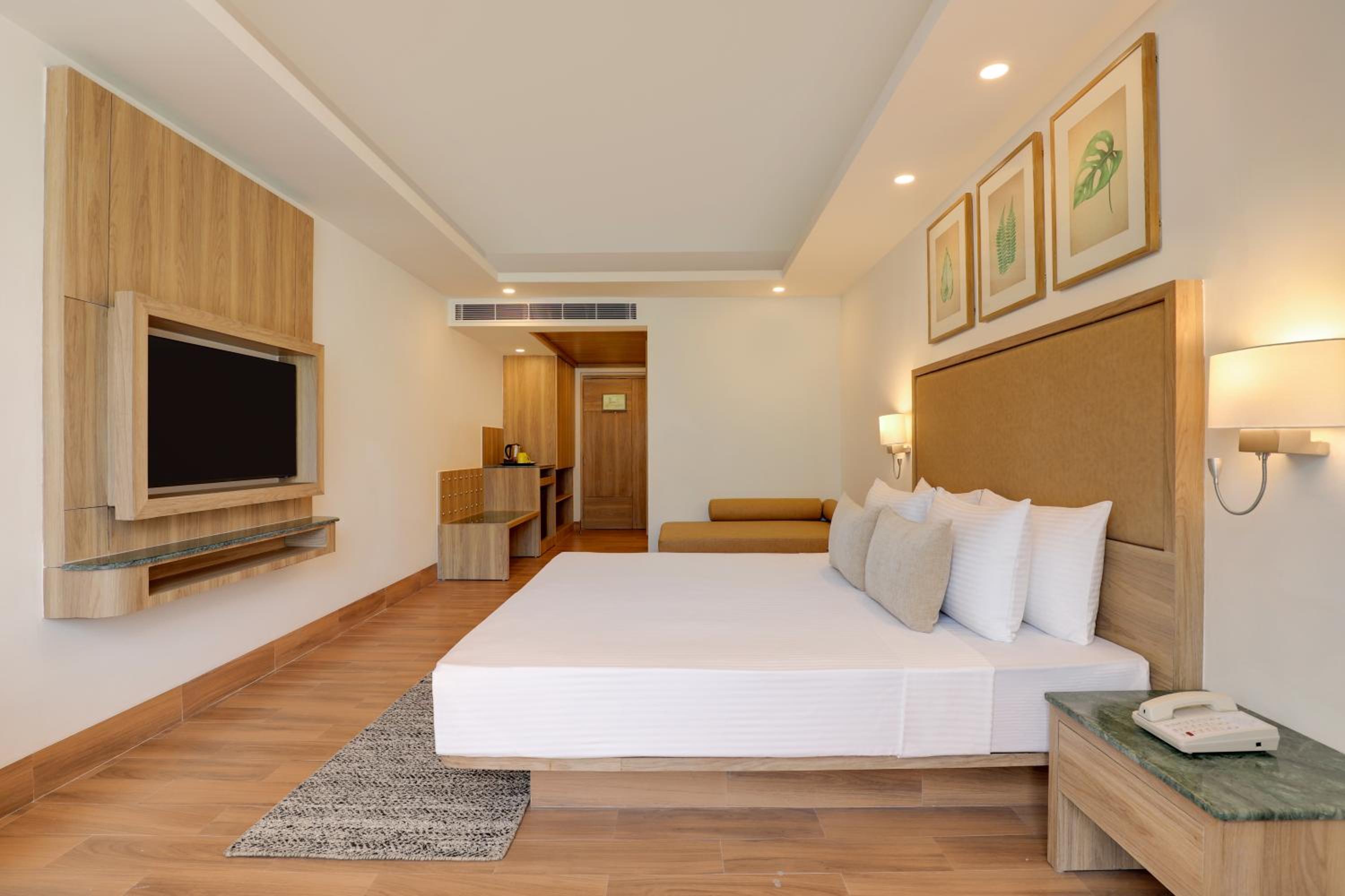 Deluxe King Room (Complimentary Hi-Tea and 10% Off on Laundry service) - Photo 1