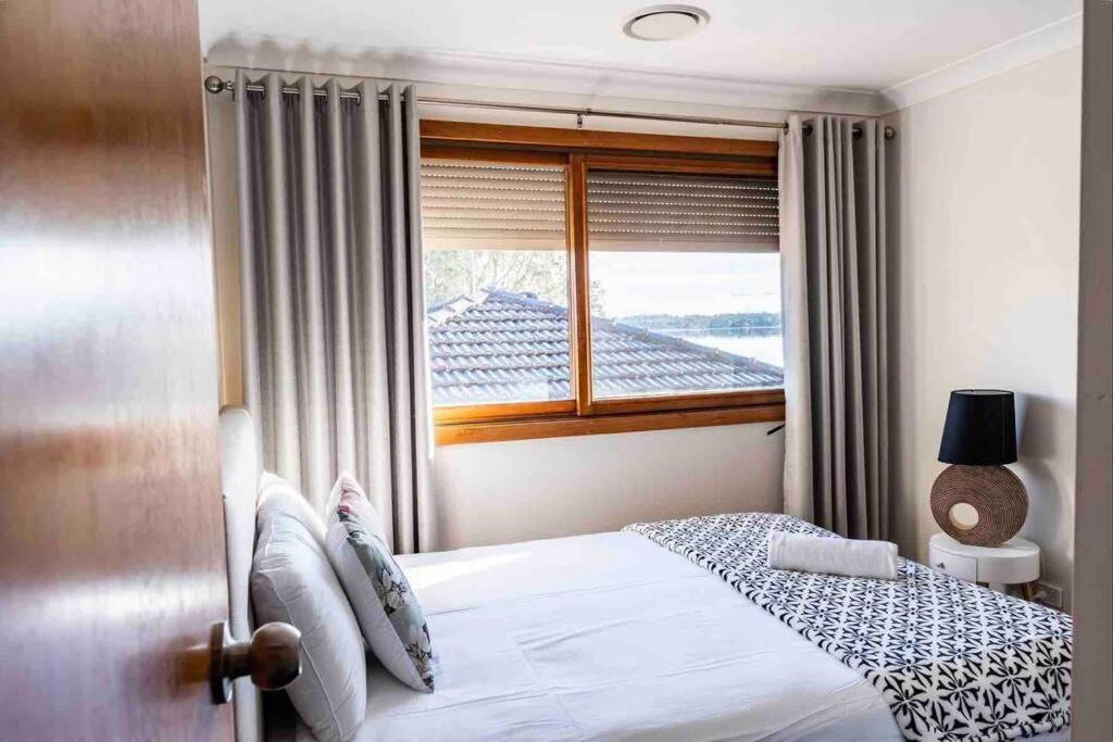 Five-Bedroom House photo 1