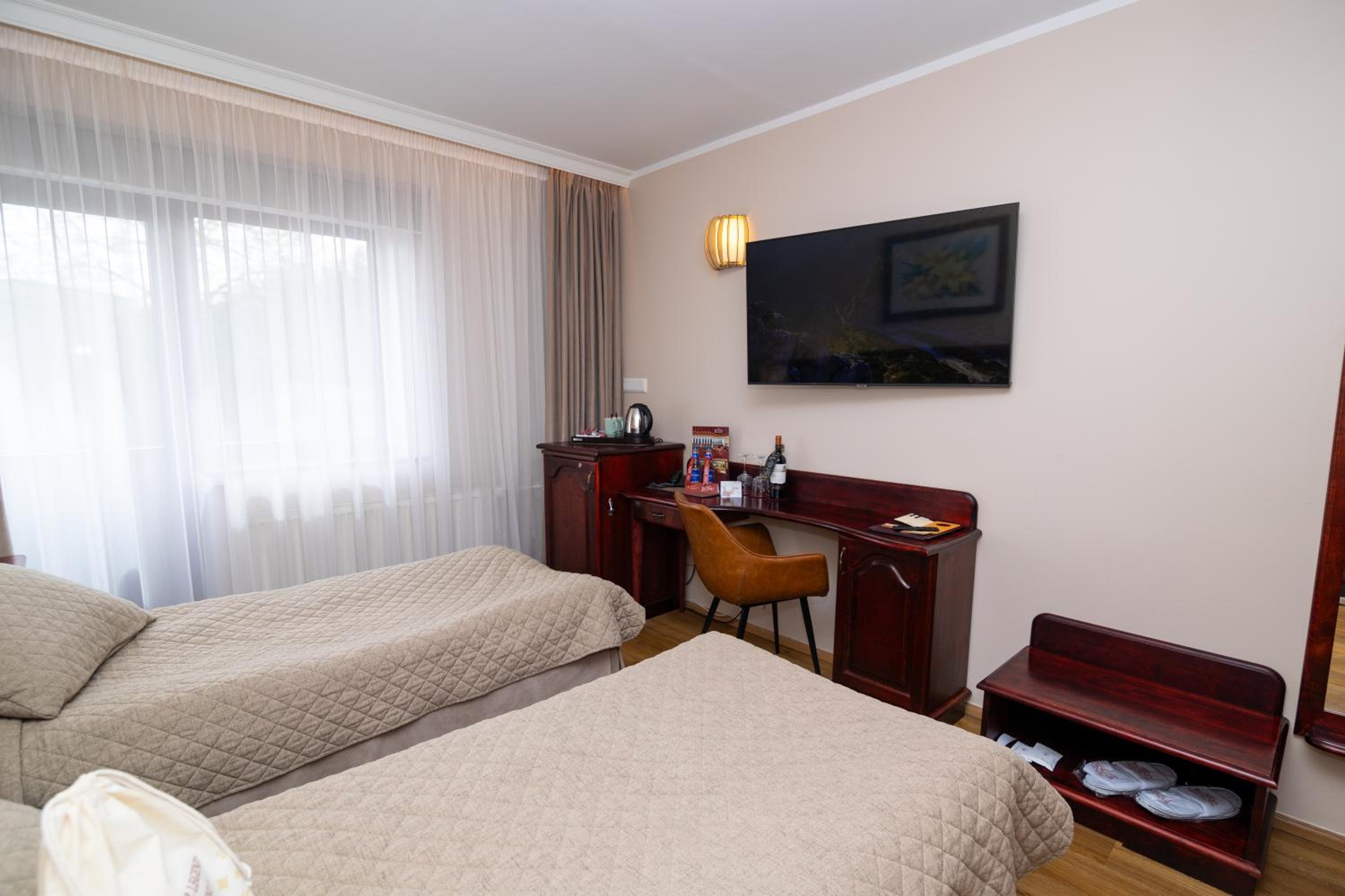 Twin Room - Photo 10