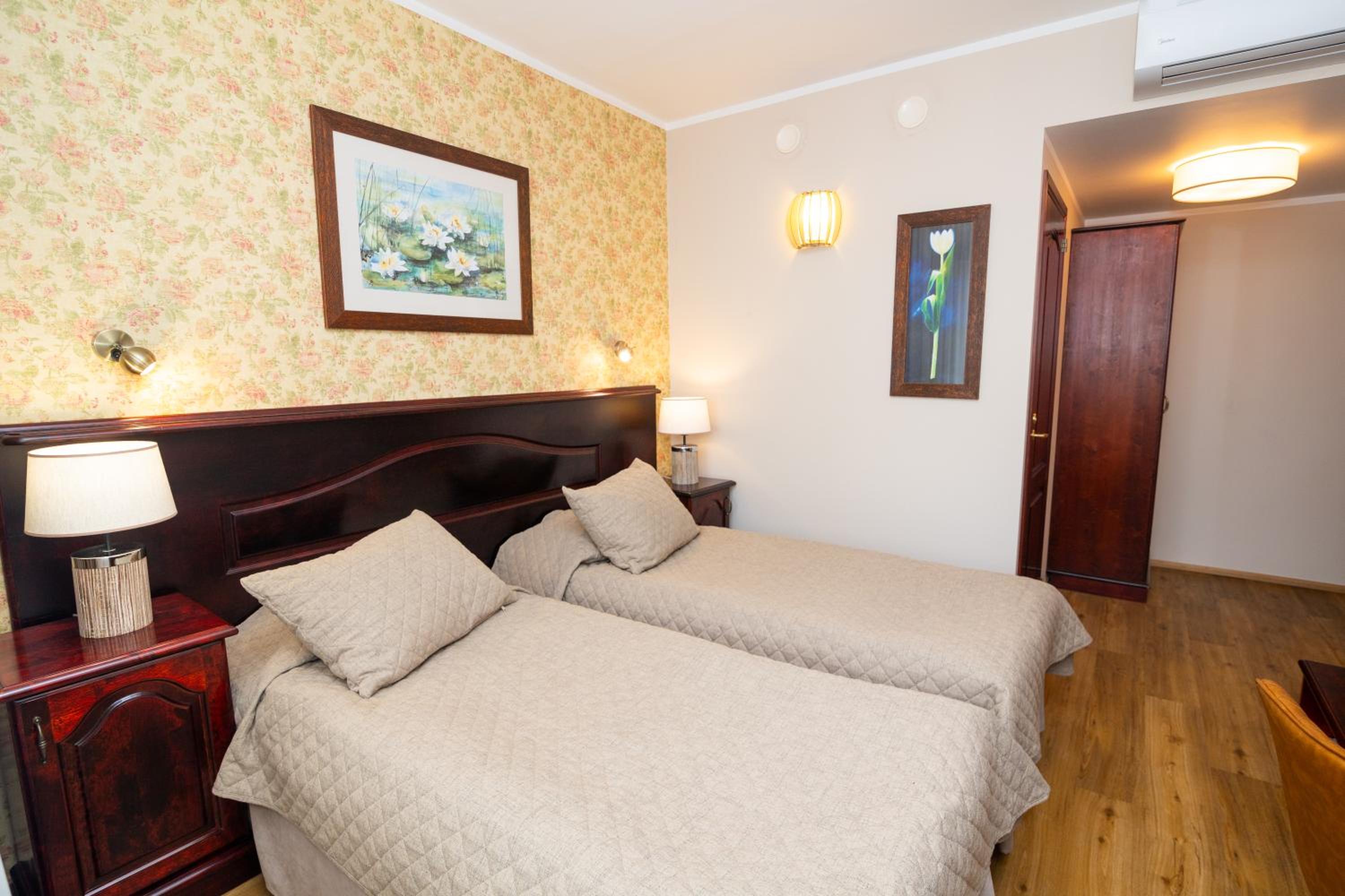 Twin Room - Photo 2