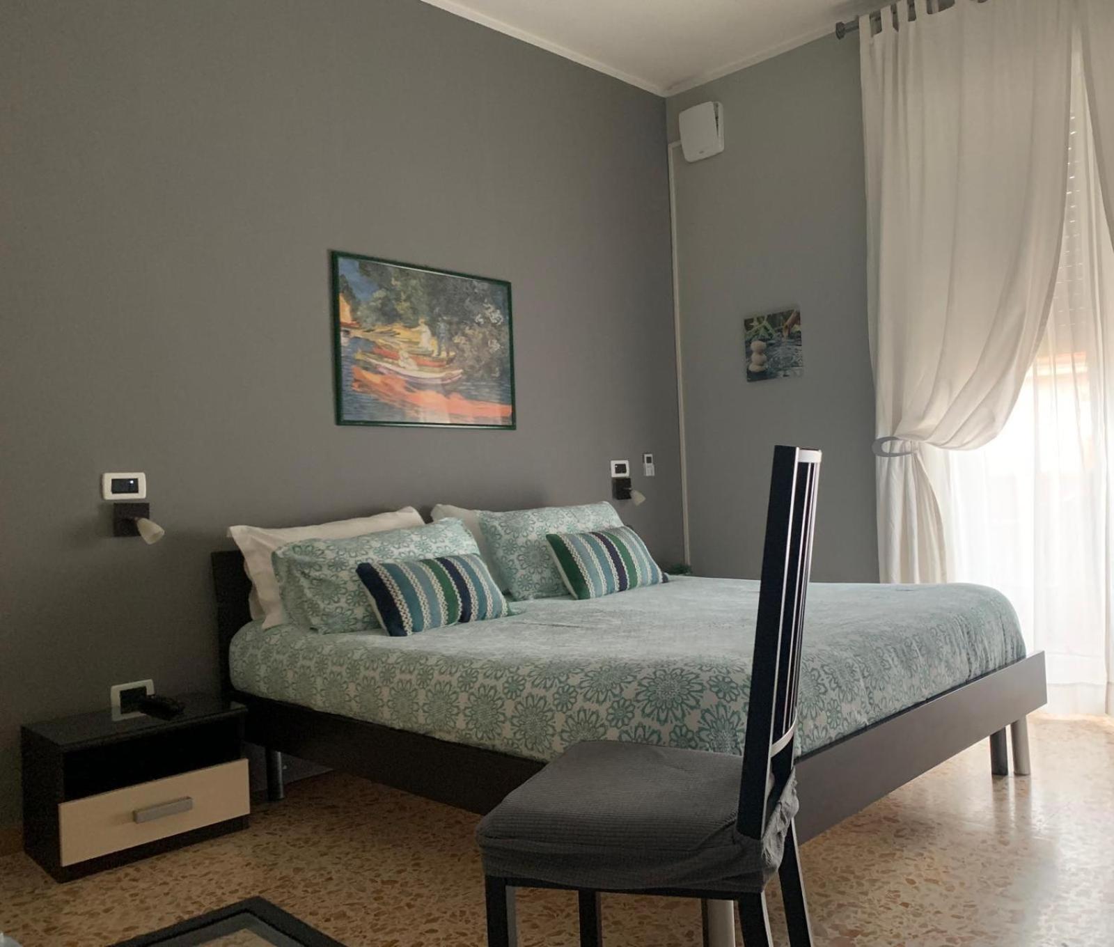 King Room with Balcony - Photo 11